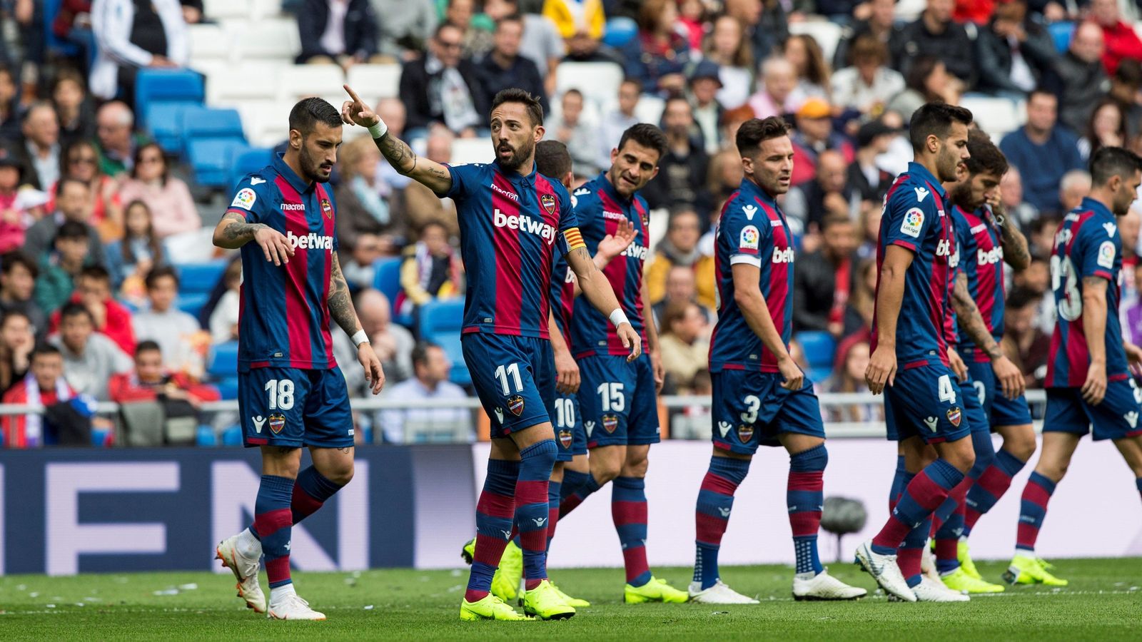 Morales celebra el primer tanto del Levante en el Bernabéu.