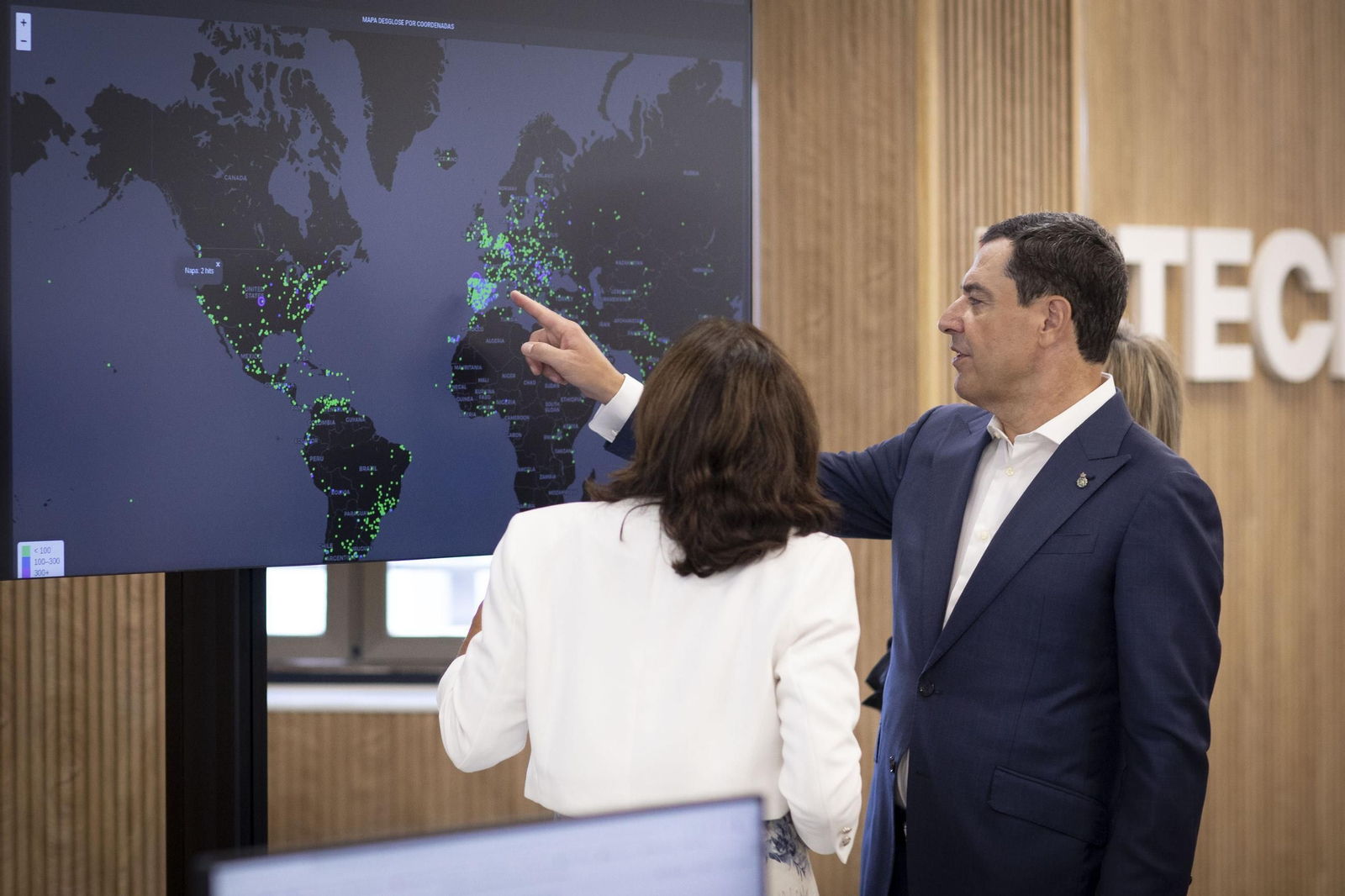 Juanma Moreno, junto a uno de los paneles de control del CTT de Granada