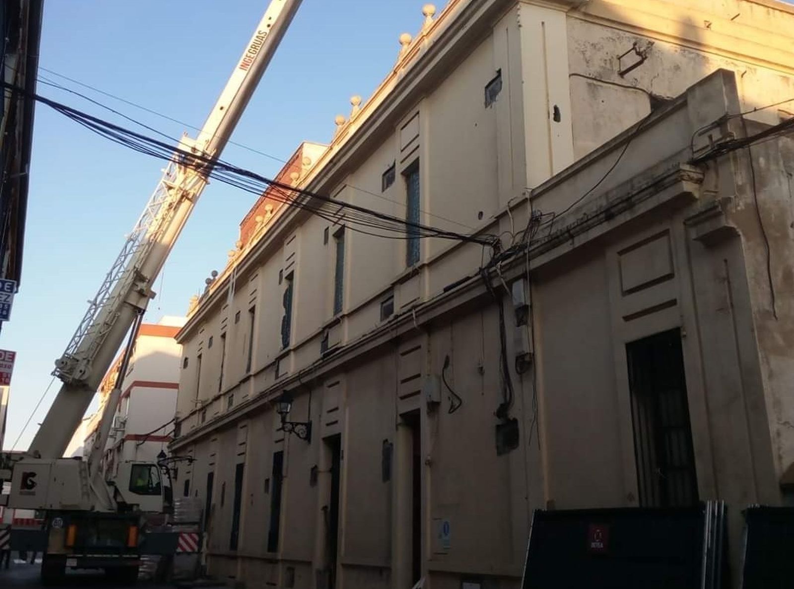 Una grúa coloca la cubierta del patio interior del Ayuntamiento.