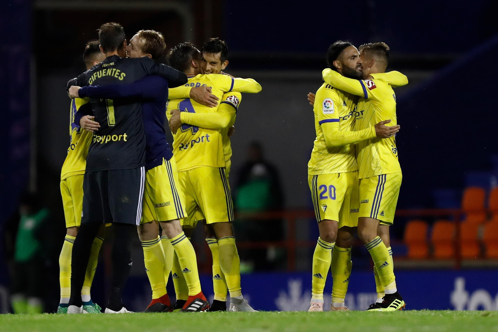 Los jugadores del Cádiz se abrazan tras ganar en Lugo.