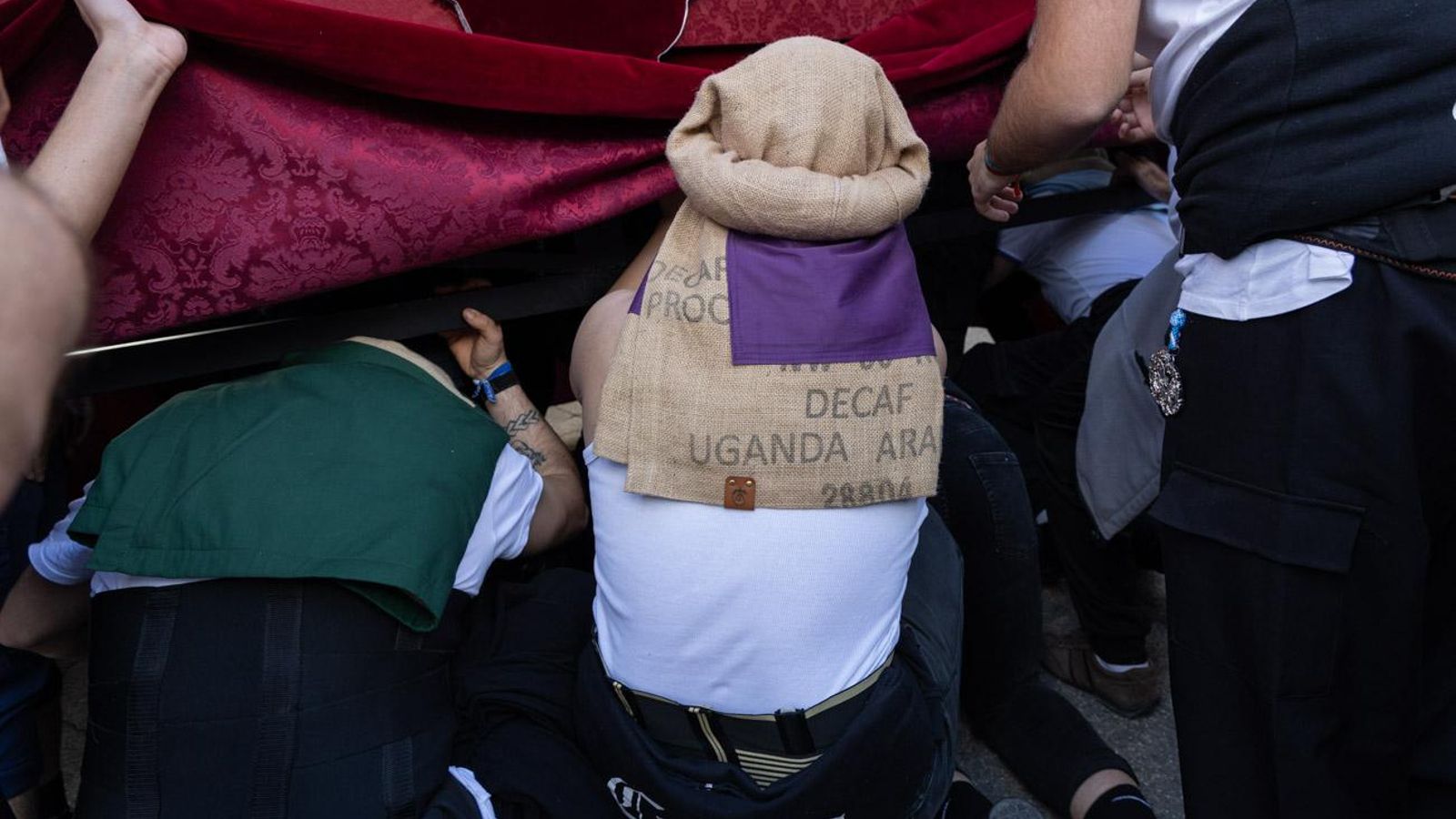 Los cofrades se rinden ante los grandes pasos de misterio del Lunes Santo