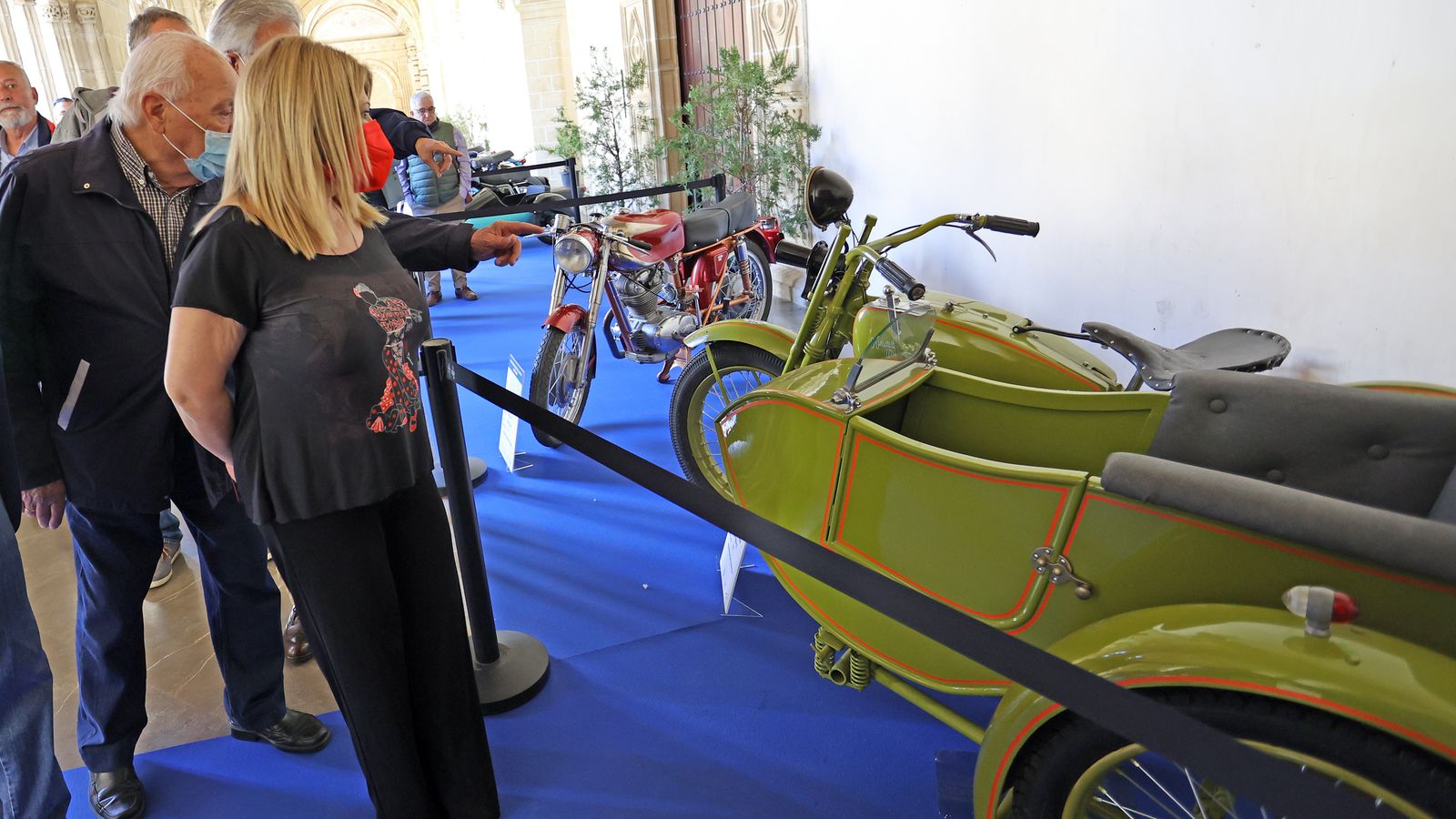Exposición de motos clásicas en los Claustros