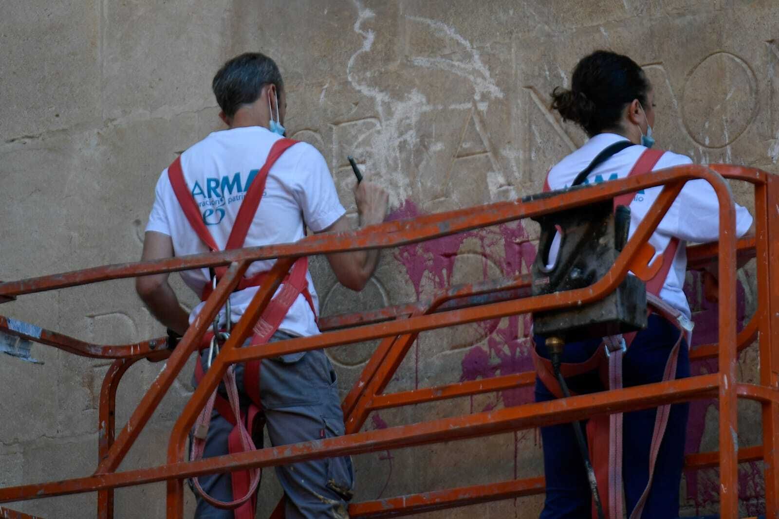 El Arzobispado de Granada limpia la pintura sobre la inscripción de Primo de Rivera en el Sagrario