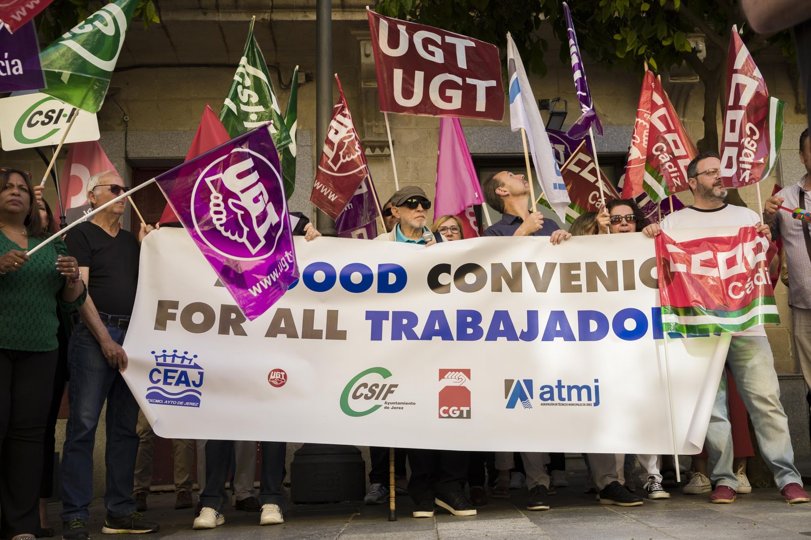 Protesta de los trabajadores municipales el pasado jueves ante el Ayuntamiento.
