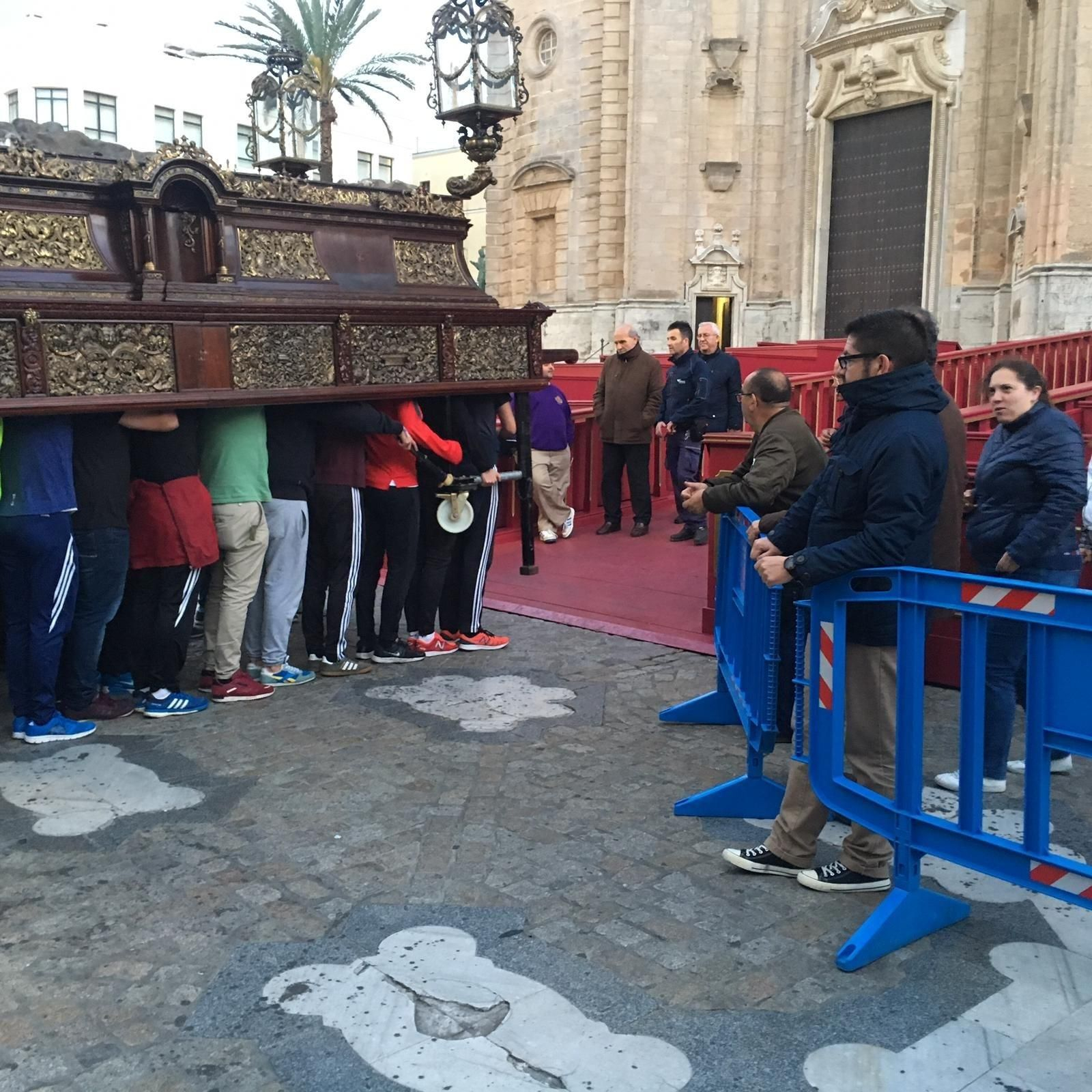 El paso de Piedad, en la prueba en la plaza de la Catedra el lunes de Pascua