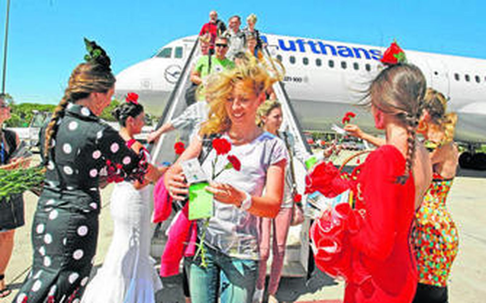Pasajeros de Lufthansa desembarcan en Jerez tras bajar de un avión procedente de Alemania al comienzo de la temporada alta.