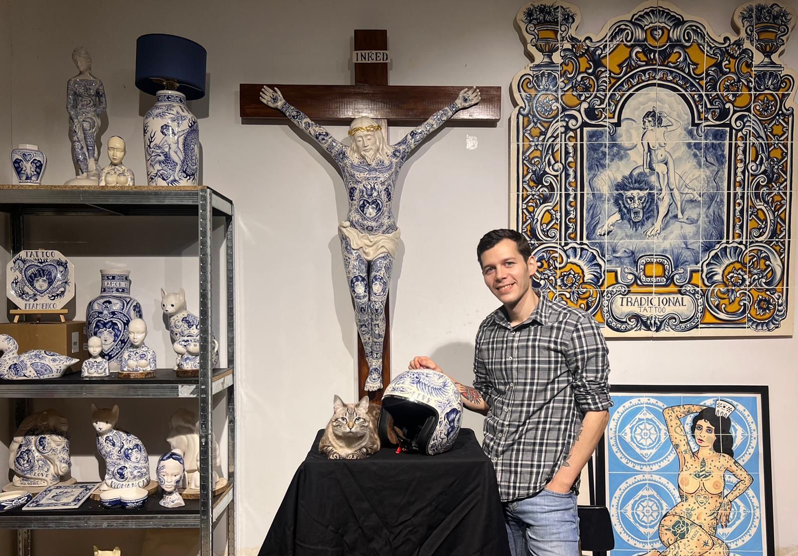 El portuense José Manuel Gordillo Varo, 'Cuqui', con algunas de sus obras.