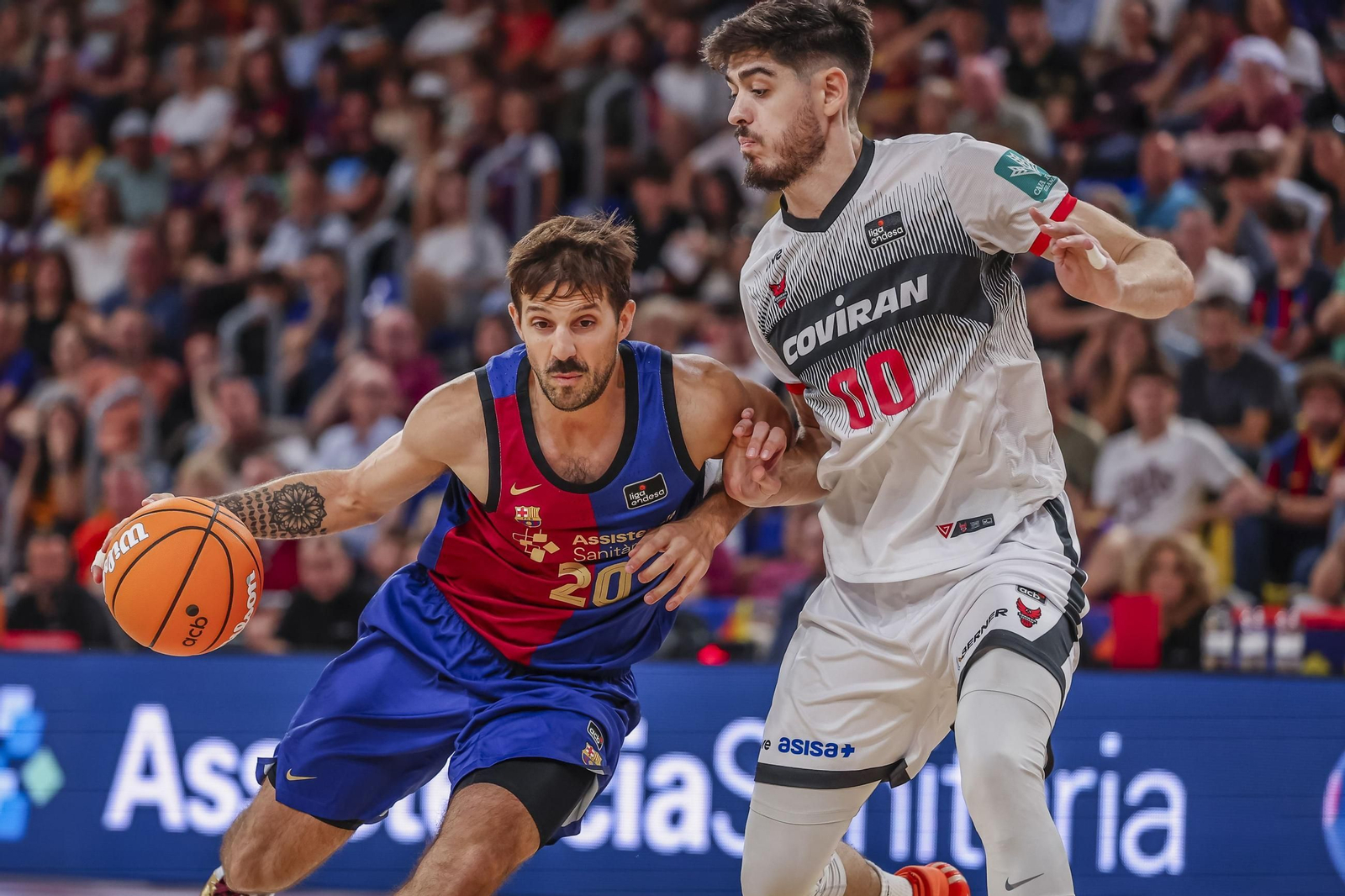 Una defensa del Covirán Granada en el pasado partido ante el Barça Una defensa del Covirán Granada en el pasado partido ante el Barça