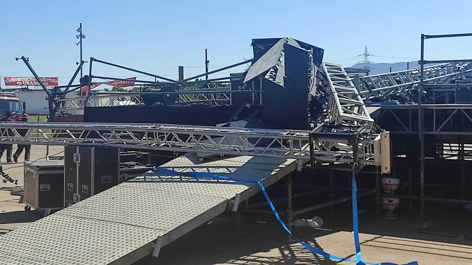 La torre de luces que también soportaba la gran pantalla sucumbió completamente sobre el escenario.