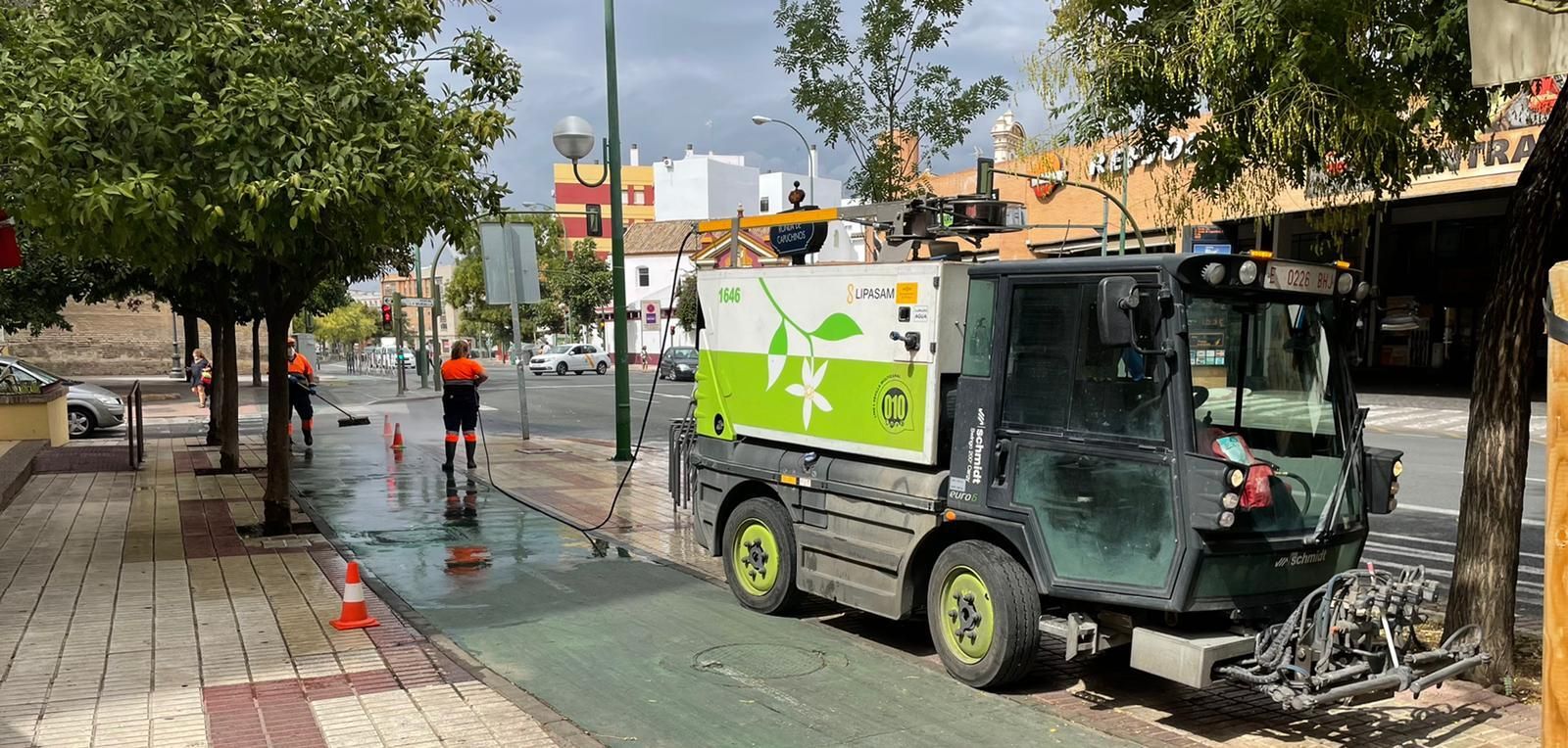 Una máquina nueva de agua a presión para acerados en Capuchinos, esta semana, tras las quejas ciudadanas.