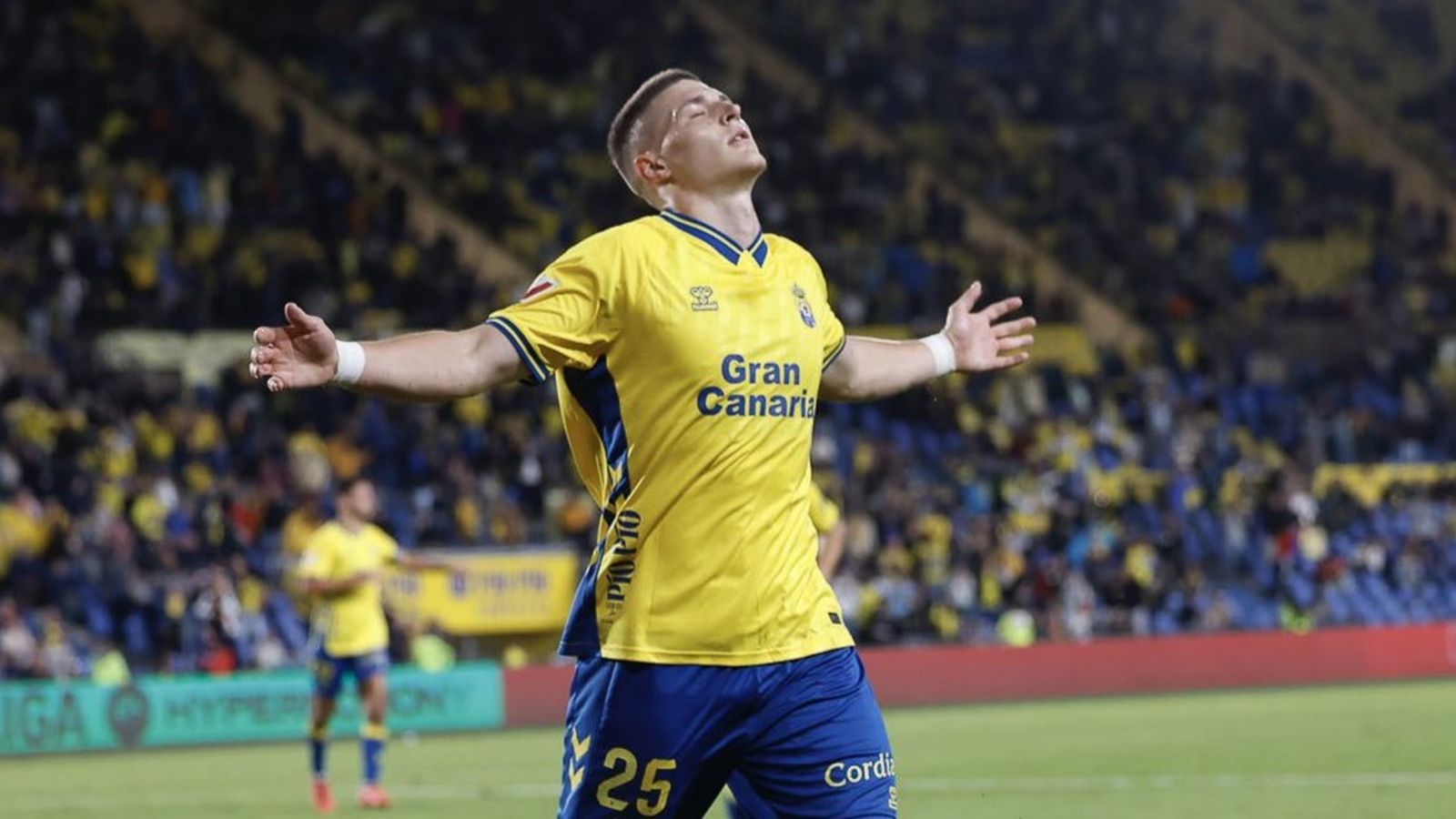 Milos Lukovic, objetivo del Córdoba CF, celebra un gol con Las Palmas.