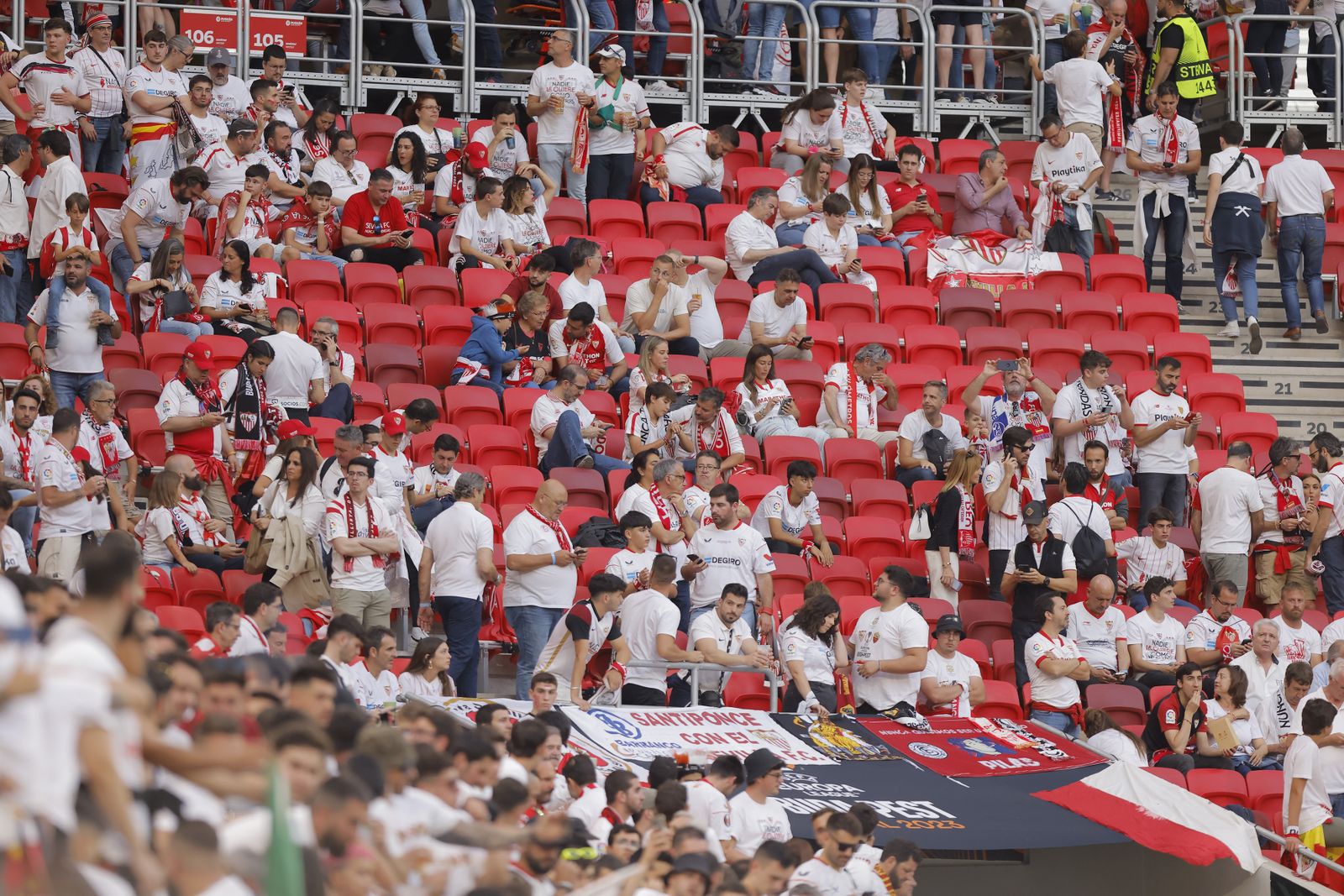 Búscate en las fotos del Sevilla-Roma