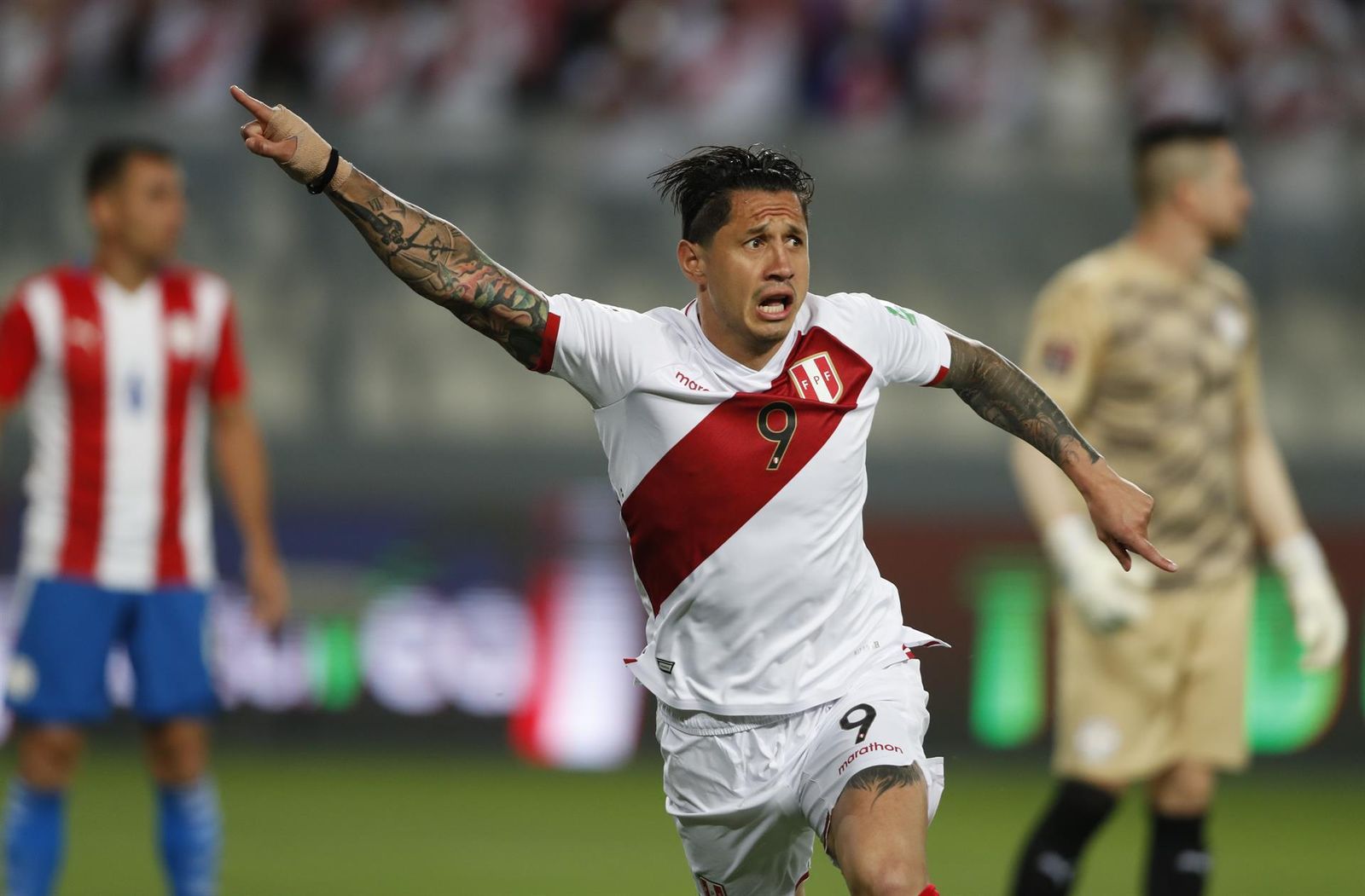 Gianluca Lapadula celebra su gol a Paraguay