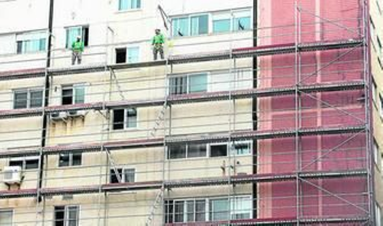 Operarios trabajando en la mañana de ayer en las obras de la Jefatura de la Policía Nacional.