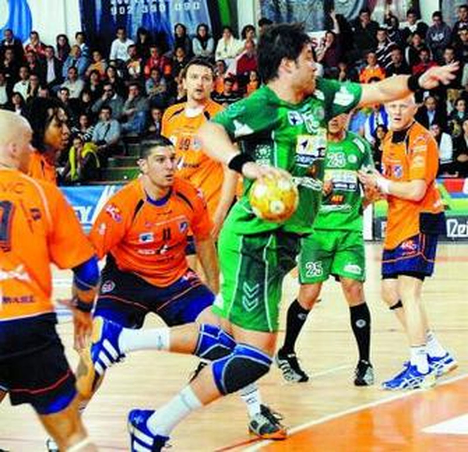 Bustos lanza a puerta en un lance del partido.