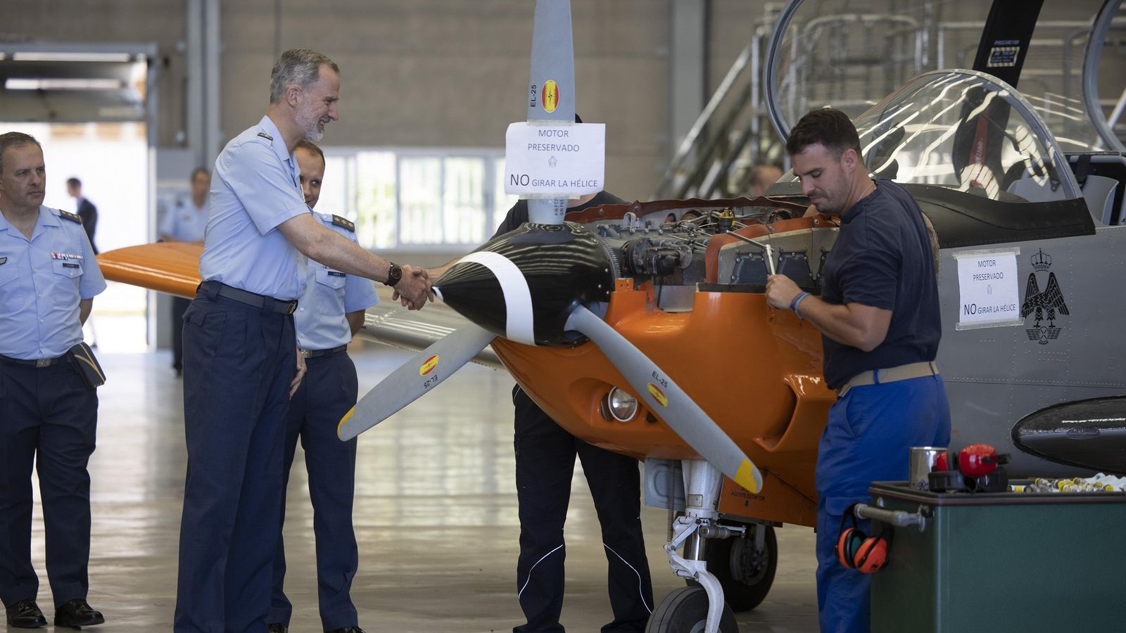 Felipe VI con el avión E-26 en el que aprendió a pilotar en los años ochenta.