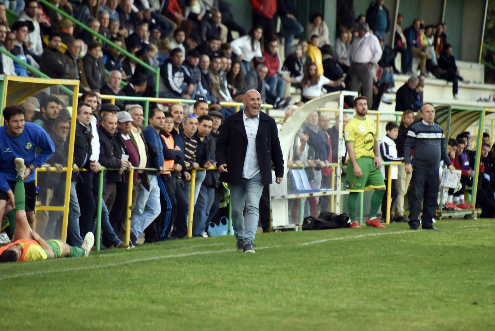 Carlos Ríos da instrucciones en la banda del San Rafael.
