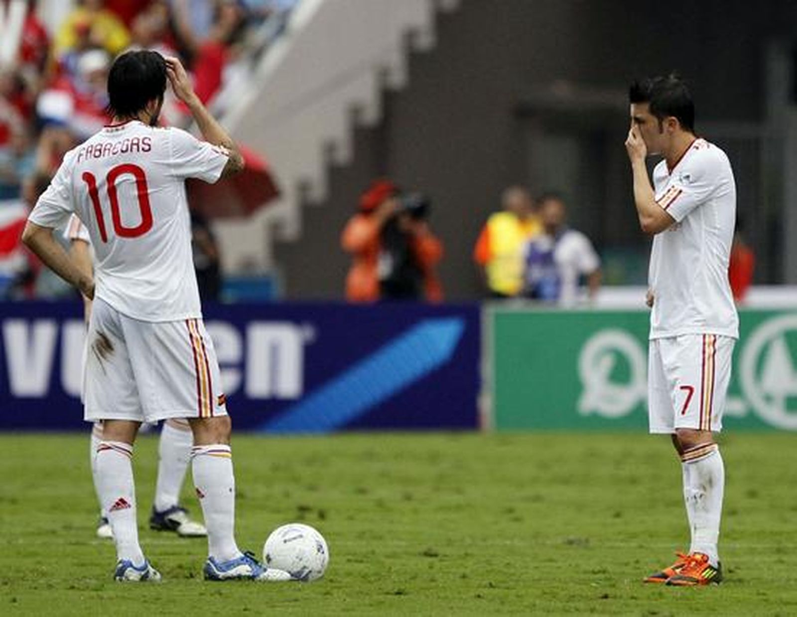 Un gol en el descuento de Villa salvó el empate de la selección española tras tener que remontar dos goles después de un desastroso primer tiempo.

Foto: Reuters