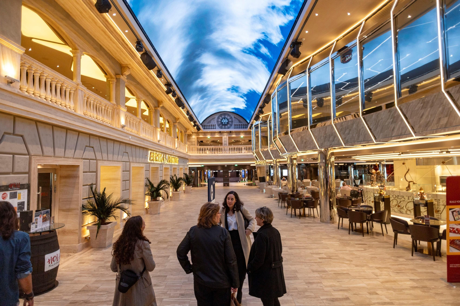 Imágenes de la visita del crucero MSC Euribia al puerto de Cádiz