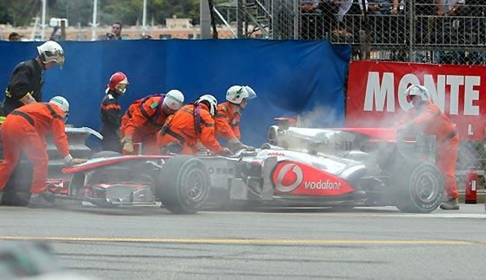 Jenson Button (McLaren) tiene que abandonar la carrera.

Foto: EFE