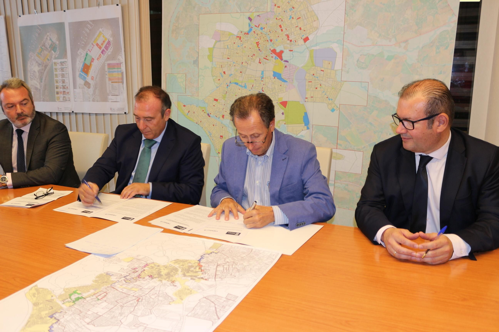 Momento de la firma del convenio entre Ayuntamiento y Cajasur, ayer en Alcaldía.