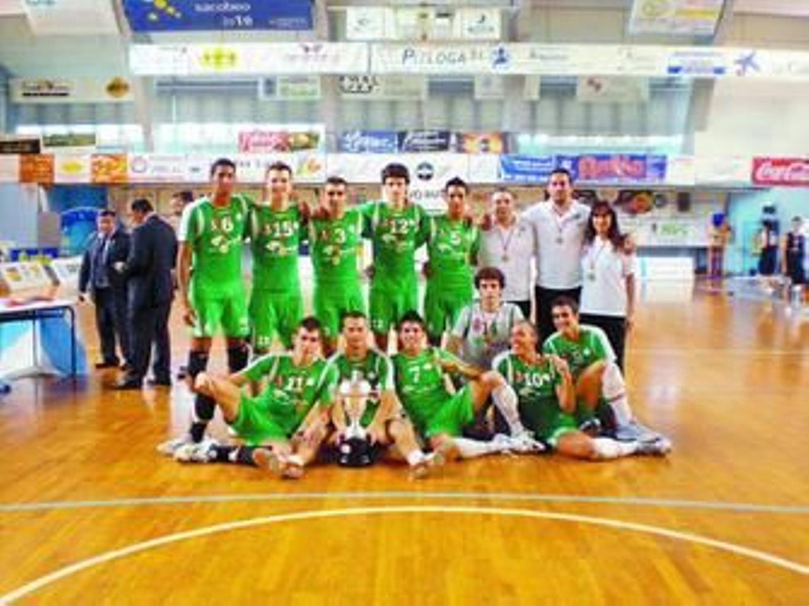 El equipo almeriense posa con el trofeo conquistado este domingo.