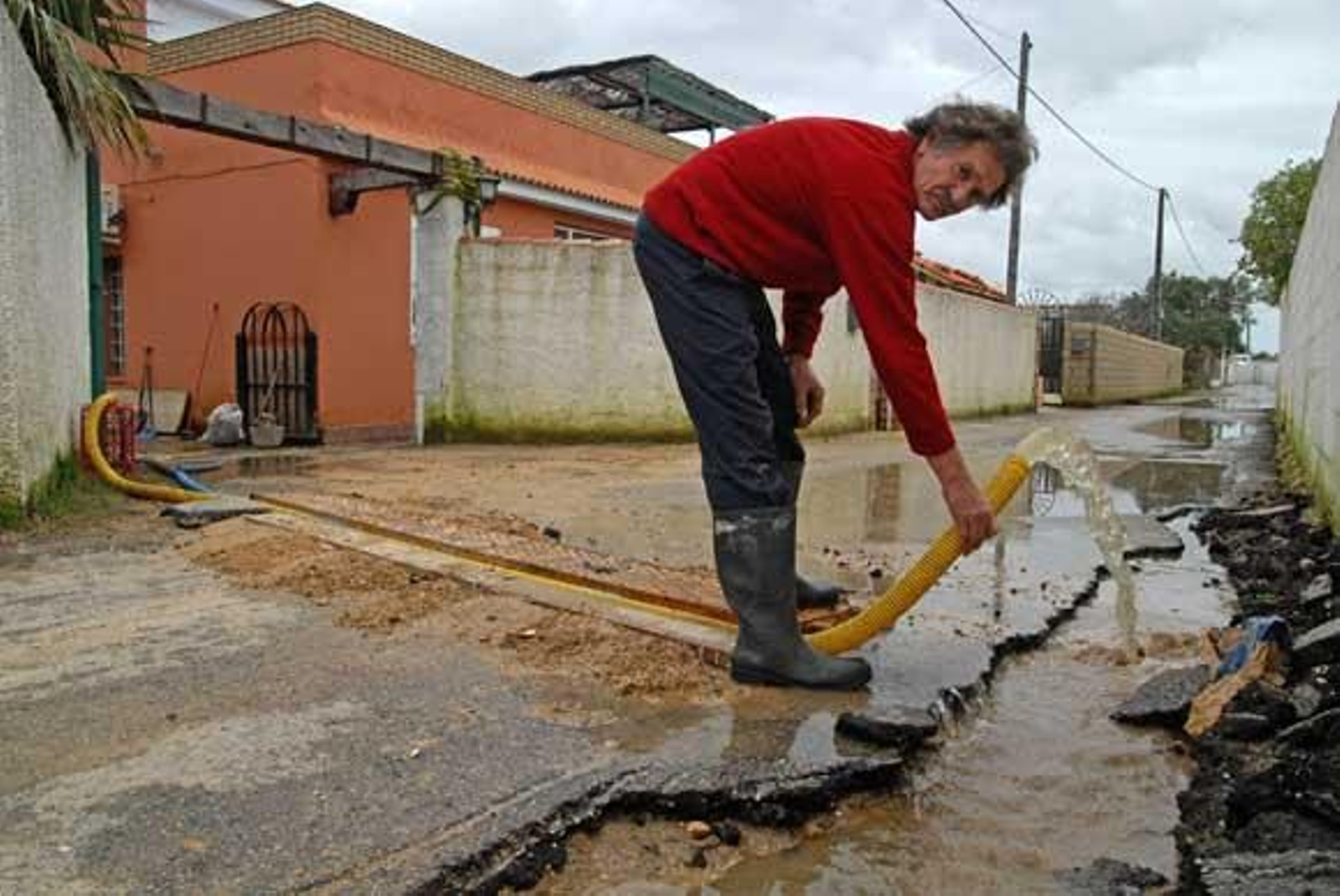 Los vecinos de Chiclana chapotean aún sobre los restos del diluvio del sábado y siguen achicando agua

Foto: Paco Periñán