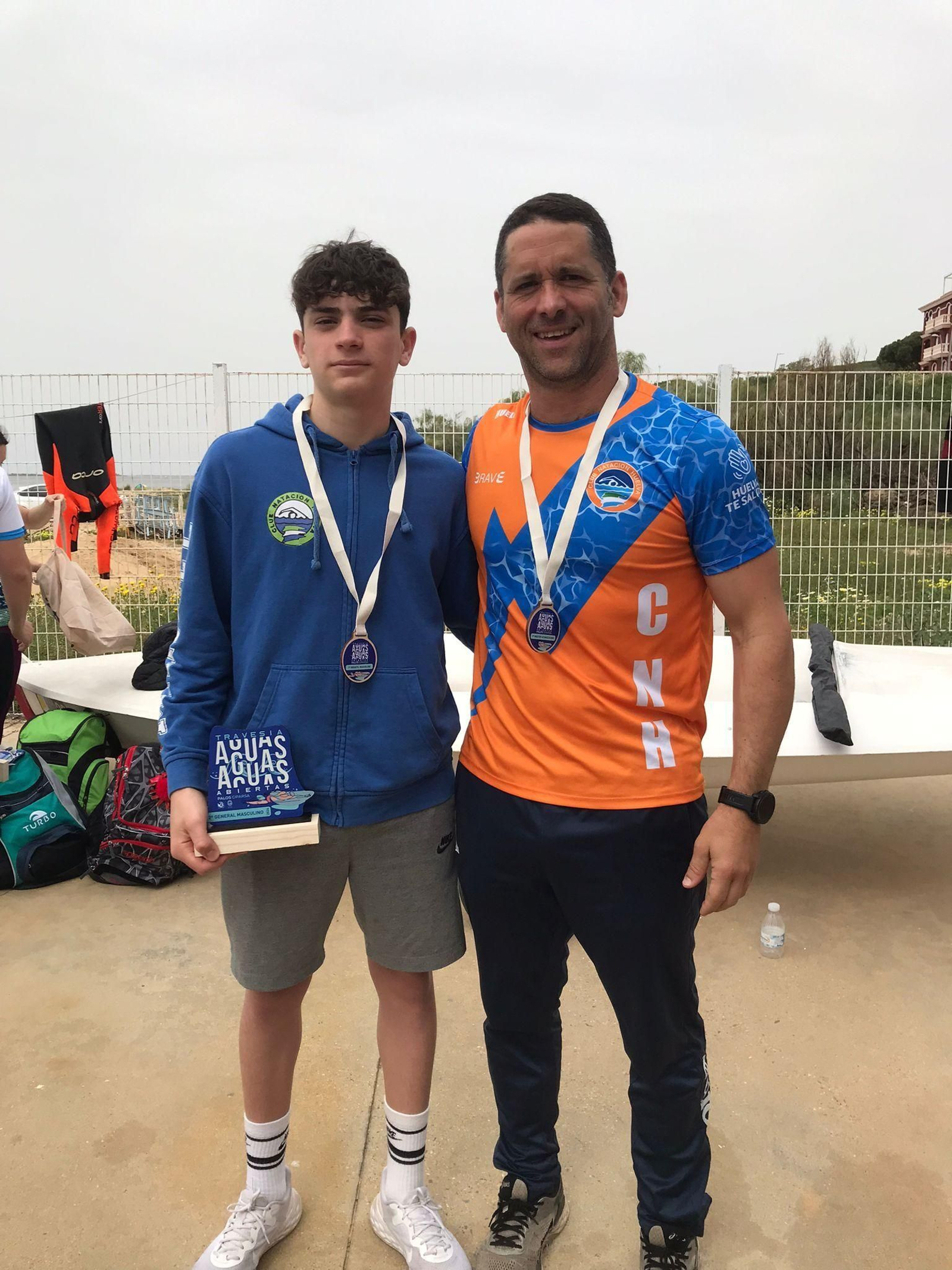 Manuel Camacho y Pepe Bayo posan con las medallas.