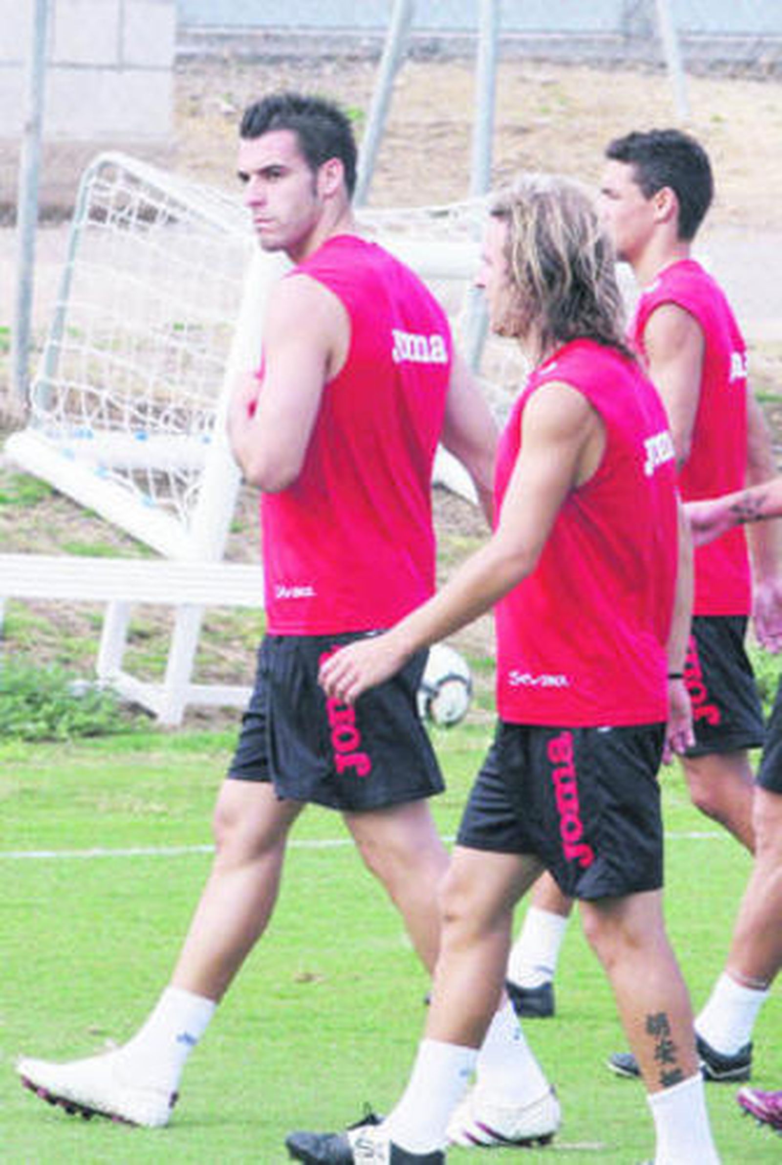 Negredo, entre Capel y Jesús Navas, en su primera sesión grupal.