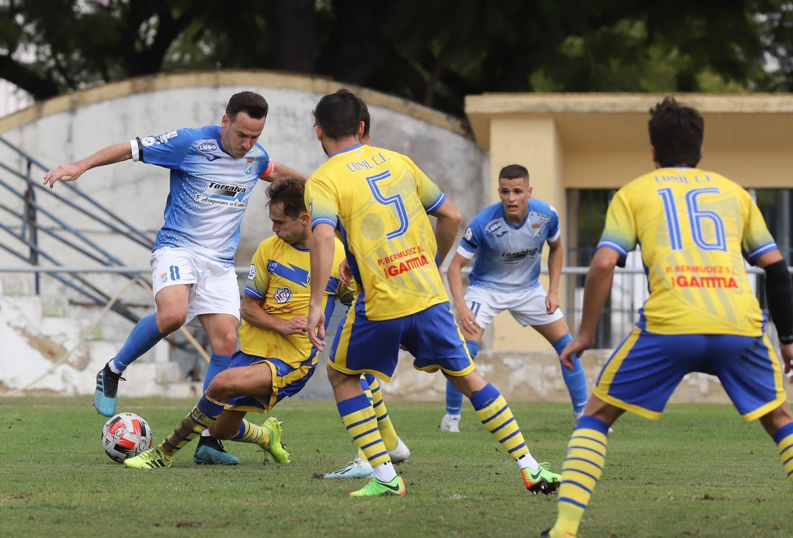 Juanca, que lució el brazalete de capitán, intenta llevarse el balón rodeado de contrarios.