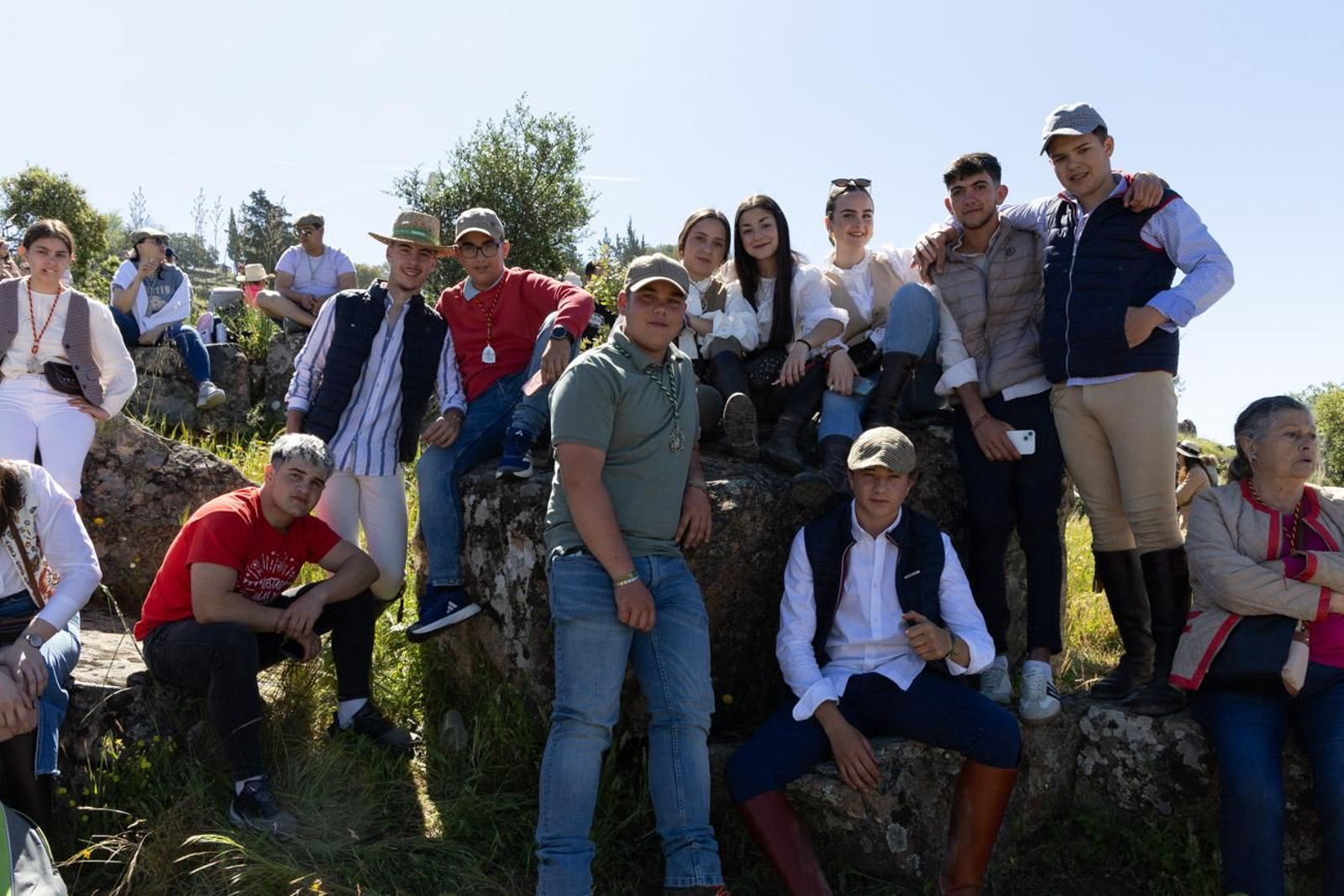 Miles de romeros acuden al encuentro de la Virgen de la Cabeza en su romería