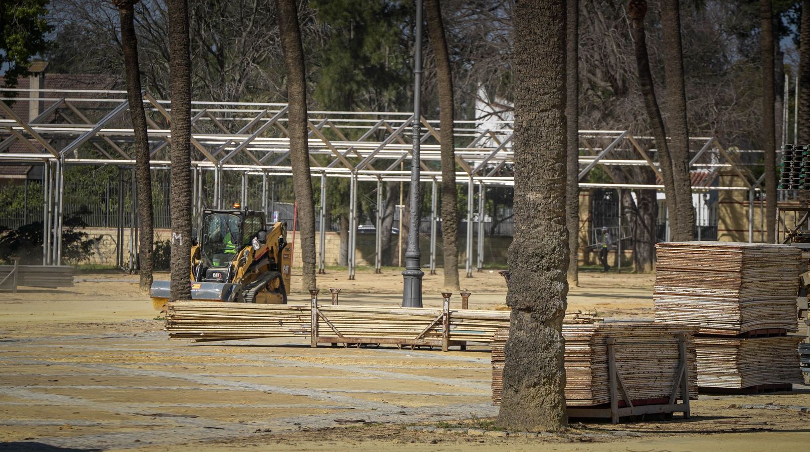 Ya ha empezado el montaje de casetas y reposición del albero en el Hontoria