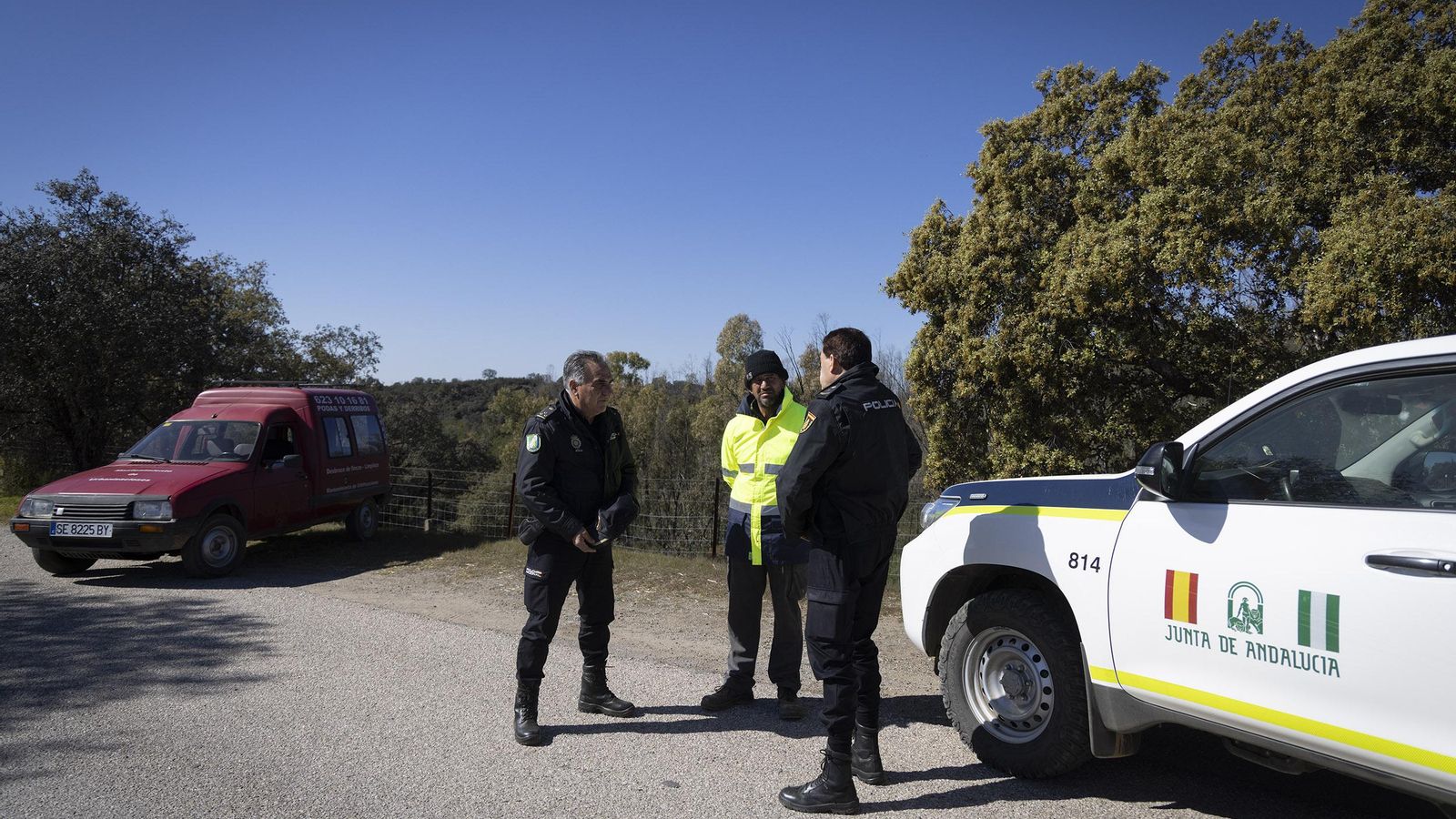 Saludo entre los policías autonómicos y el encargado de la urbanización Lagos del Serrano.