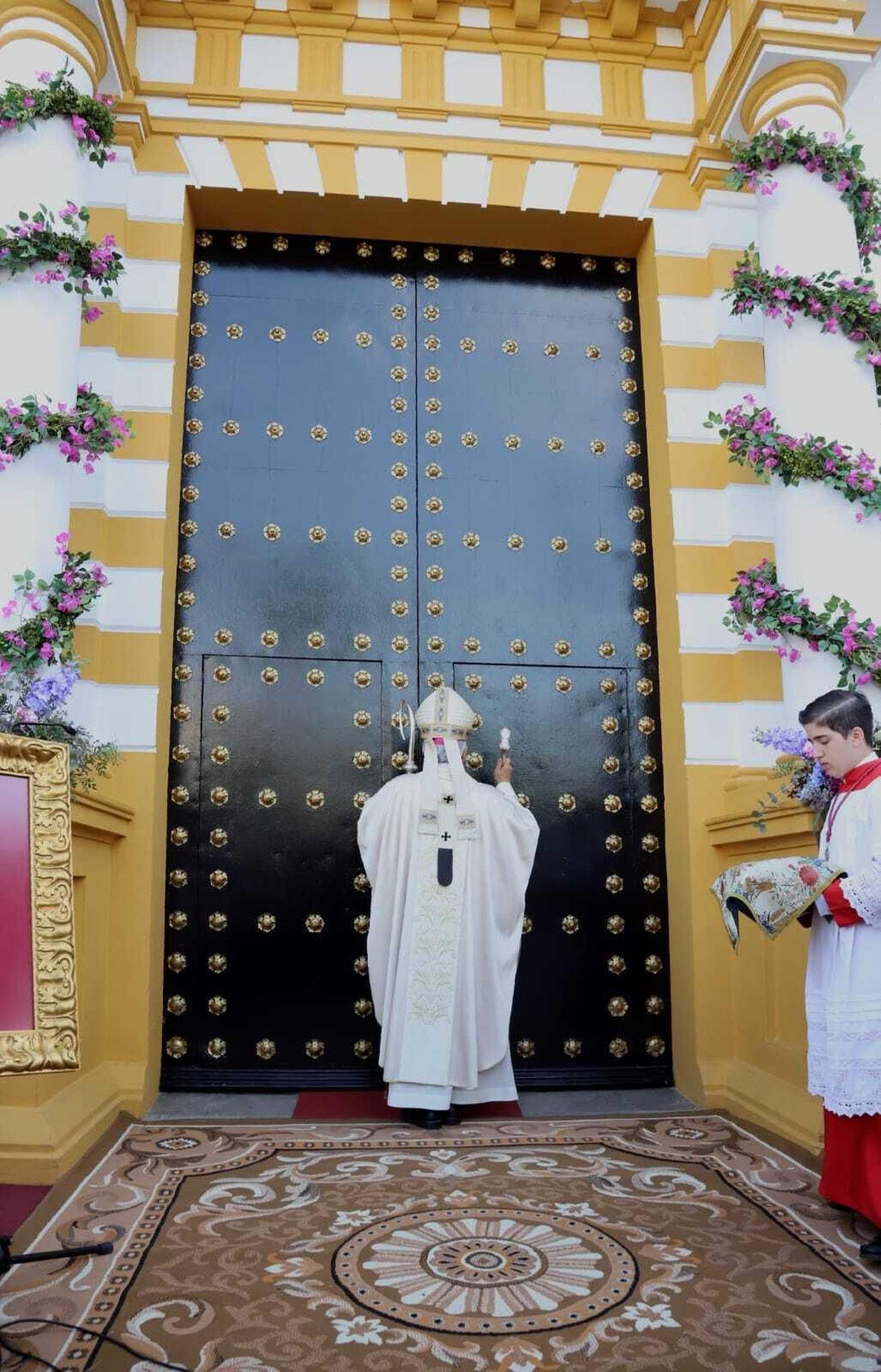 Momento en que monseñor Saiz llama a la puerta santa.