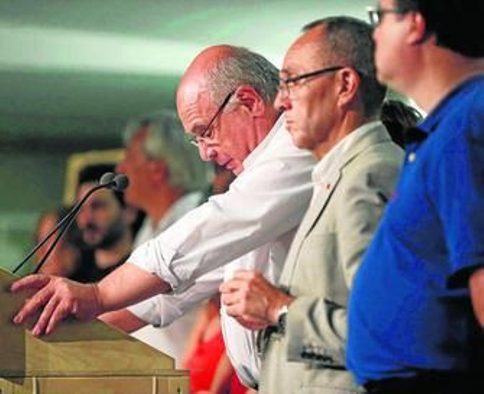 Lluís Rabell, cabizbajo, da ayer su opinión sobre los comicios catalanes.