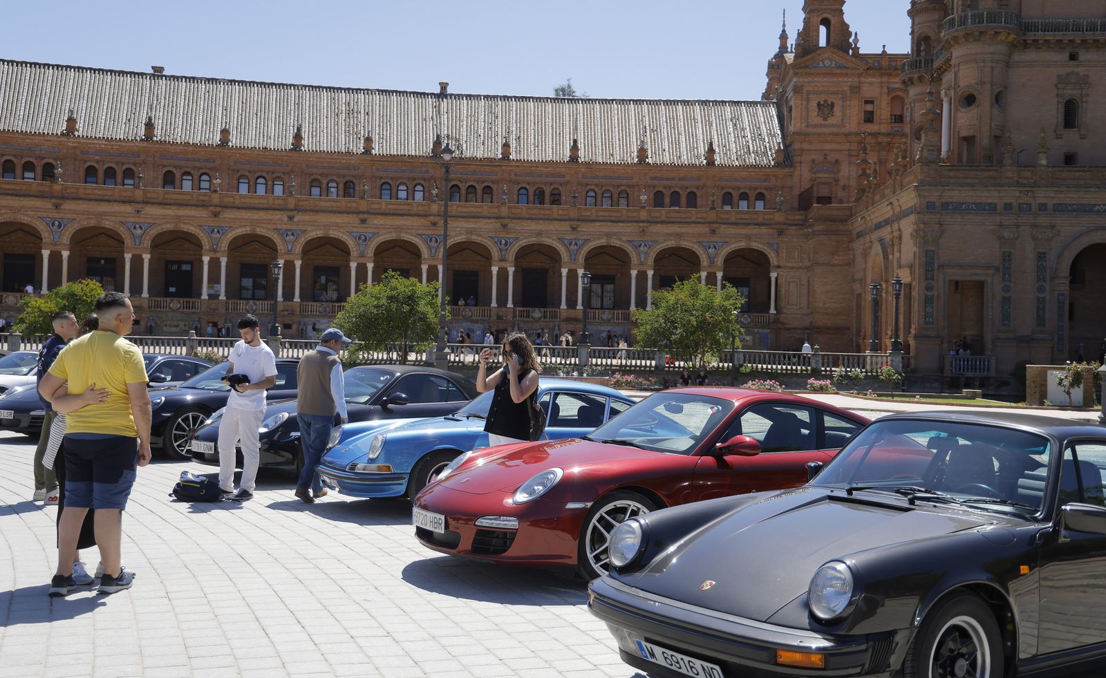 Las imágenes del 60º aniversario  del Porche 911 en la Plaza de España de Sevilla