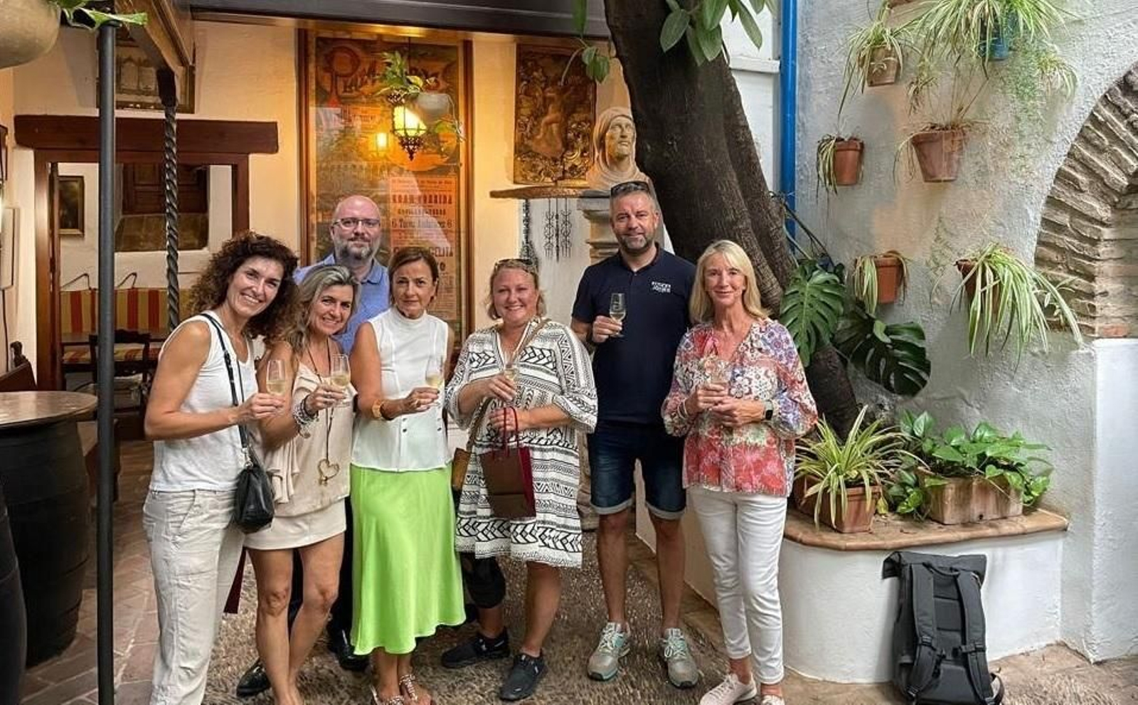 Los participantes visitan un patio cordobés.