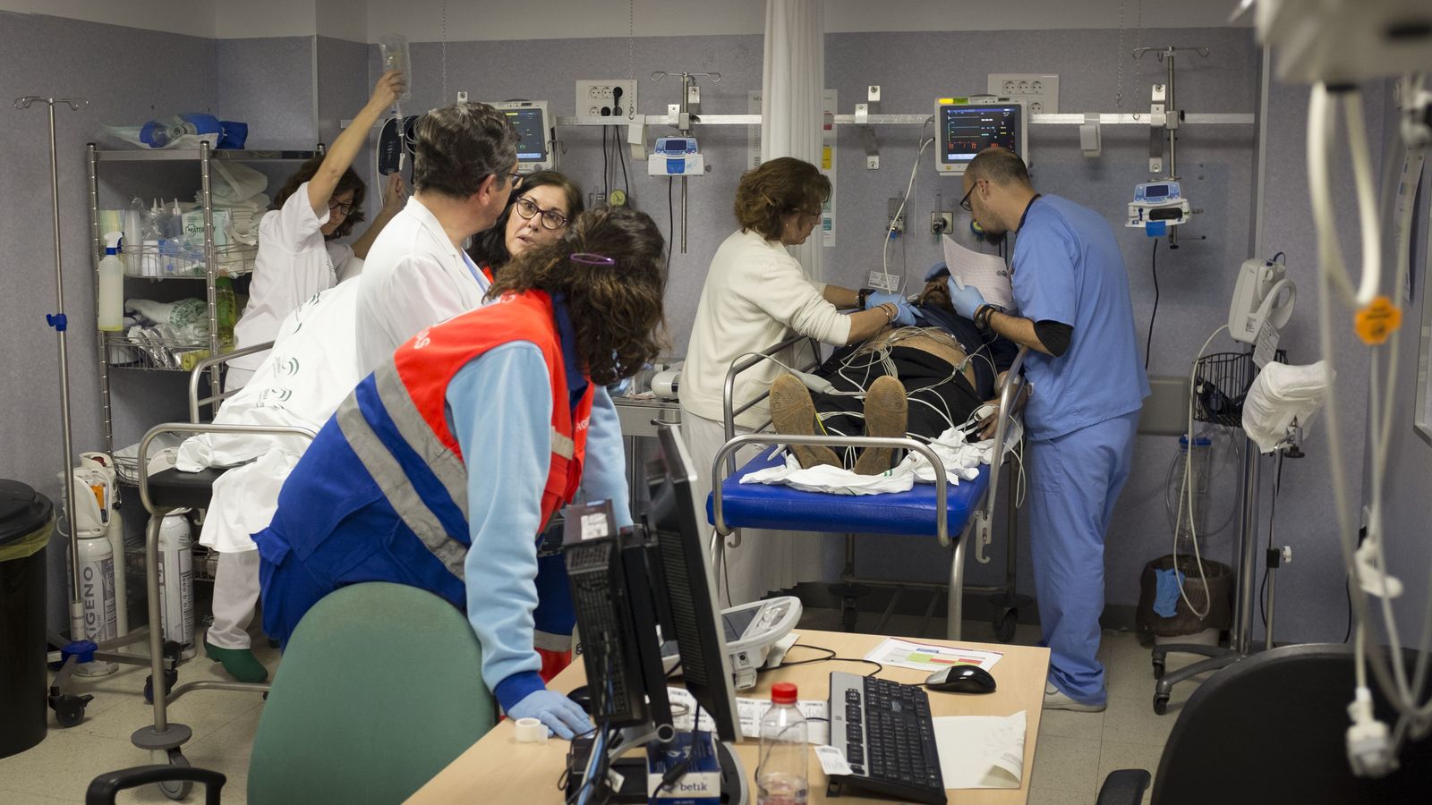 Un equipo atiende a un joven que se ha desvanecido en un centro comercial y que ha sido trasladado por el Servicio de Urgencias de Atención Primaria.