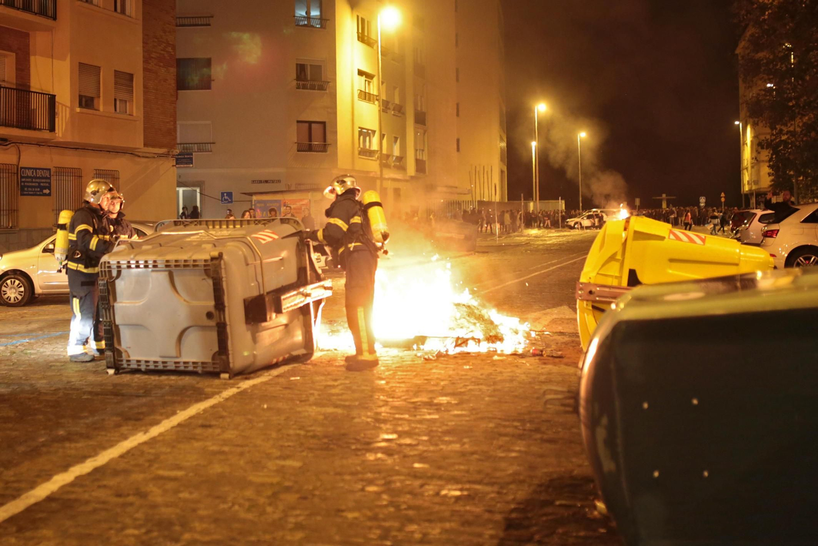 Los bomberos intentando apagar un fuego en la plaza Asdrúbal. Los bomberos intentando apagar un fuego en la plaza Asdrúbal.