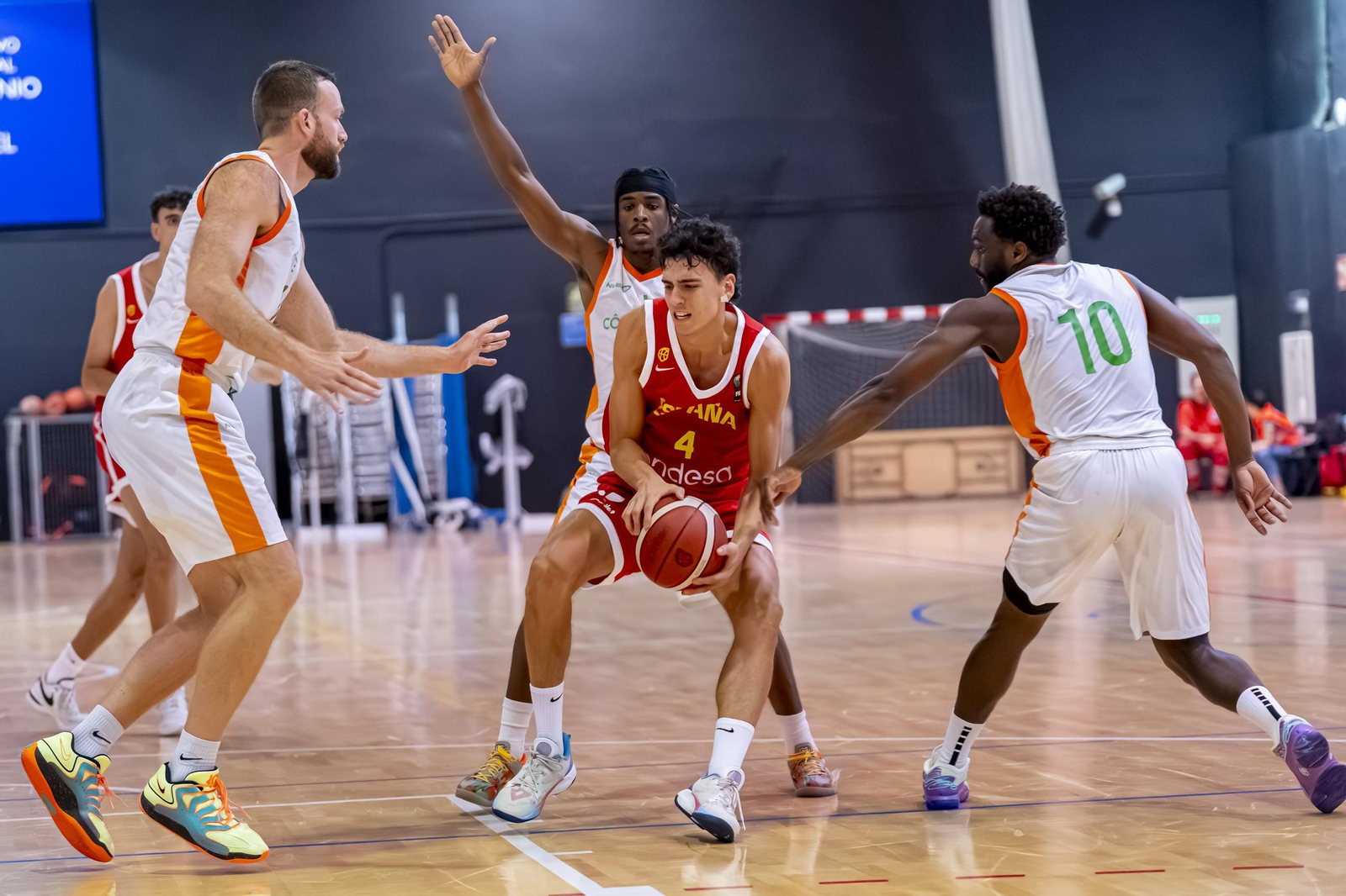 España B, con Álvaro Folgueiras, derrota a Costa de Marfil antes de venir a Málaga