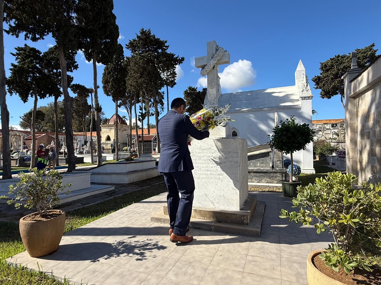 La Línea recuerda a sus difuntos con el tradicional acto en el Cementerio de San José