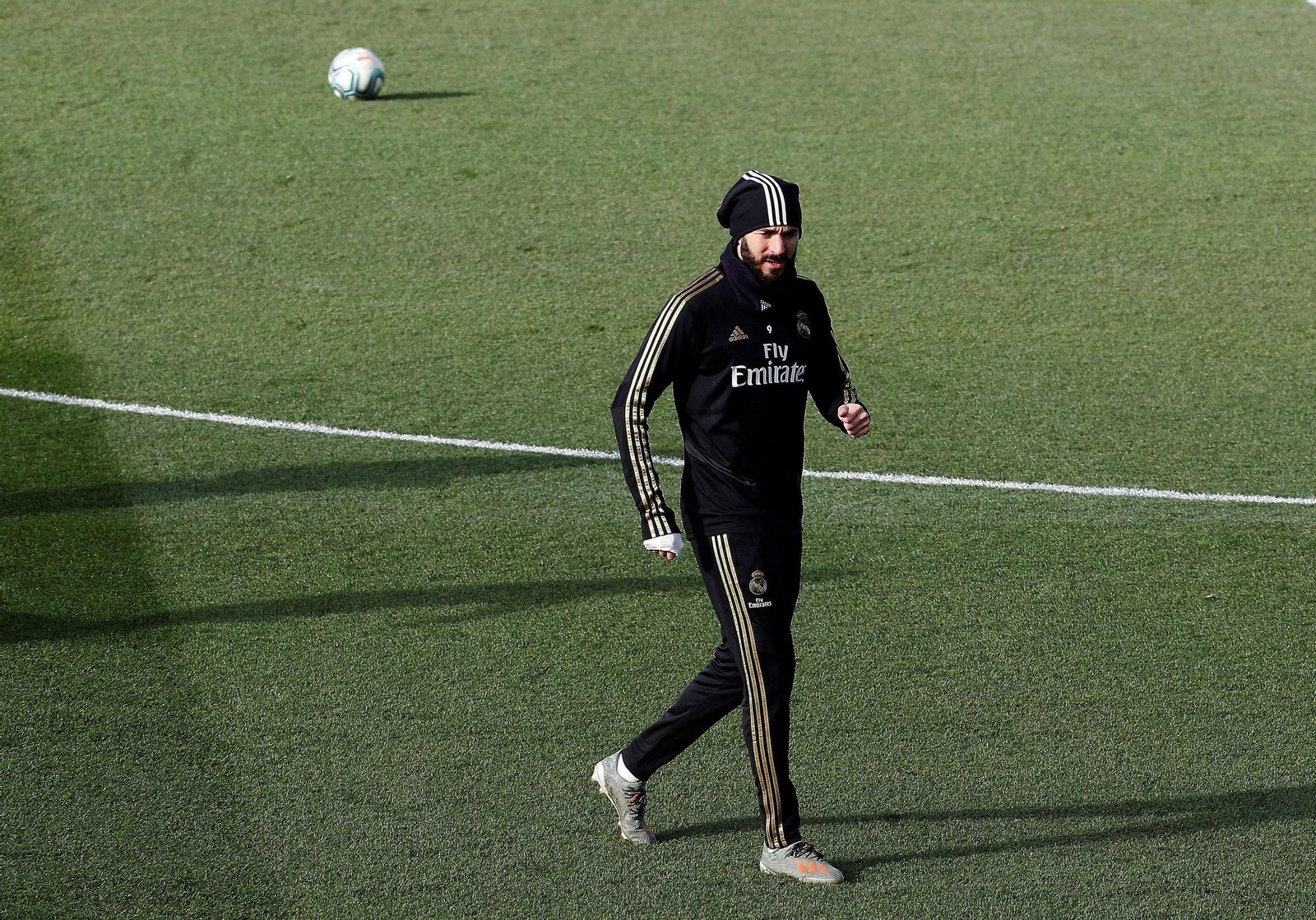 Benzema se ejercita en solitario en la Ciudad Real Madrid.