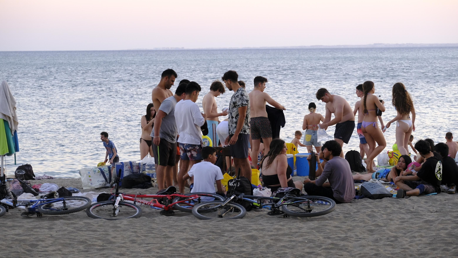 Imágenes de las hogueras de la Noche de San Juan en Almería capital