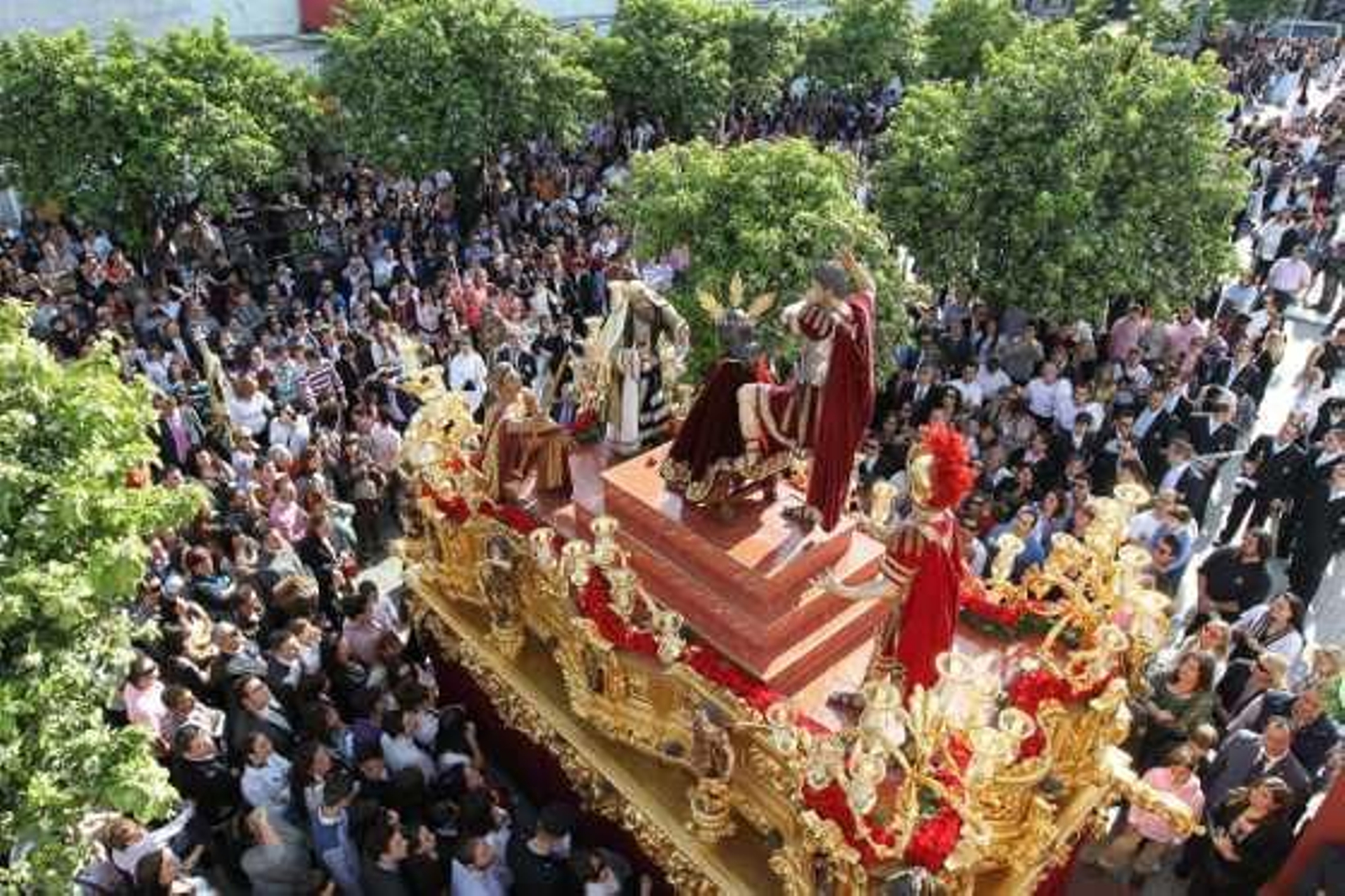 El centurión romano impone la corona de espinas ante la atenta mirada del público presente en la calle Arcos.

Foto: Miguel Angel Gonzalez