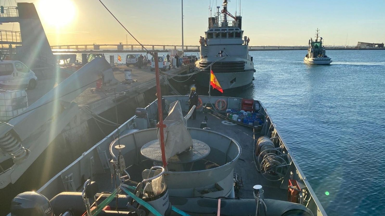 EL buque 'Medas', durante los preparativos para salir a mar.
