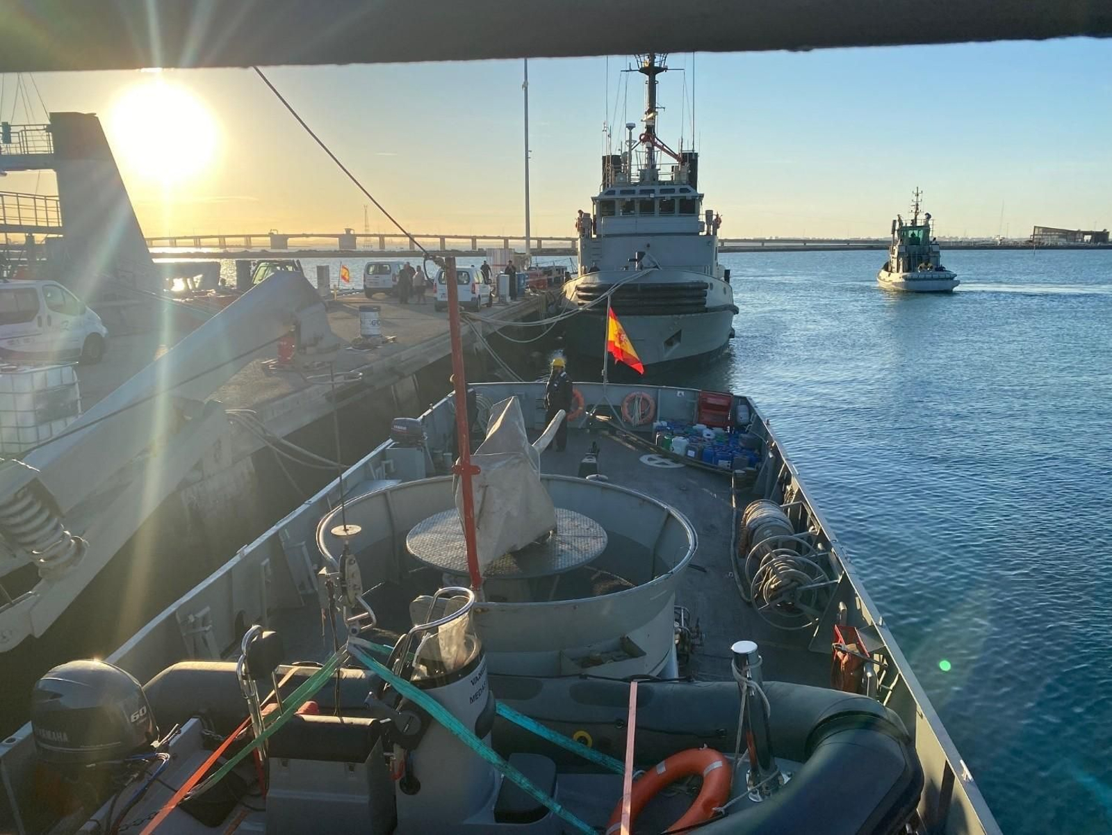 EL buque 'Medas', durante los preparativos para salir a mar.