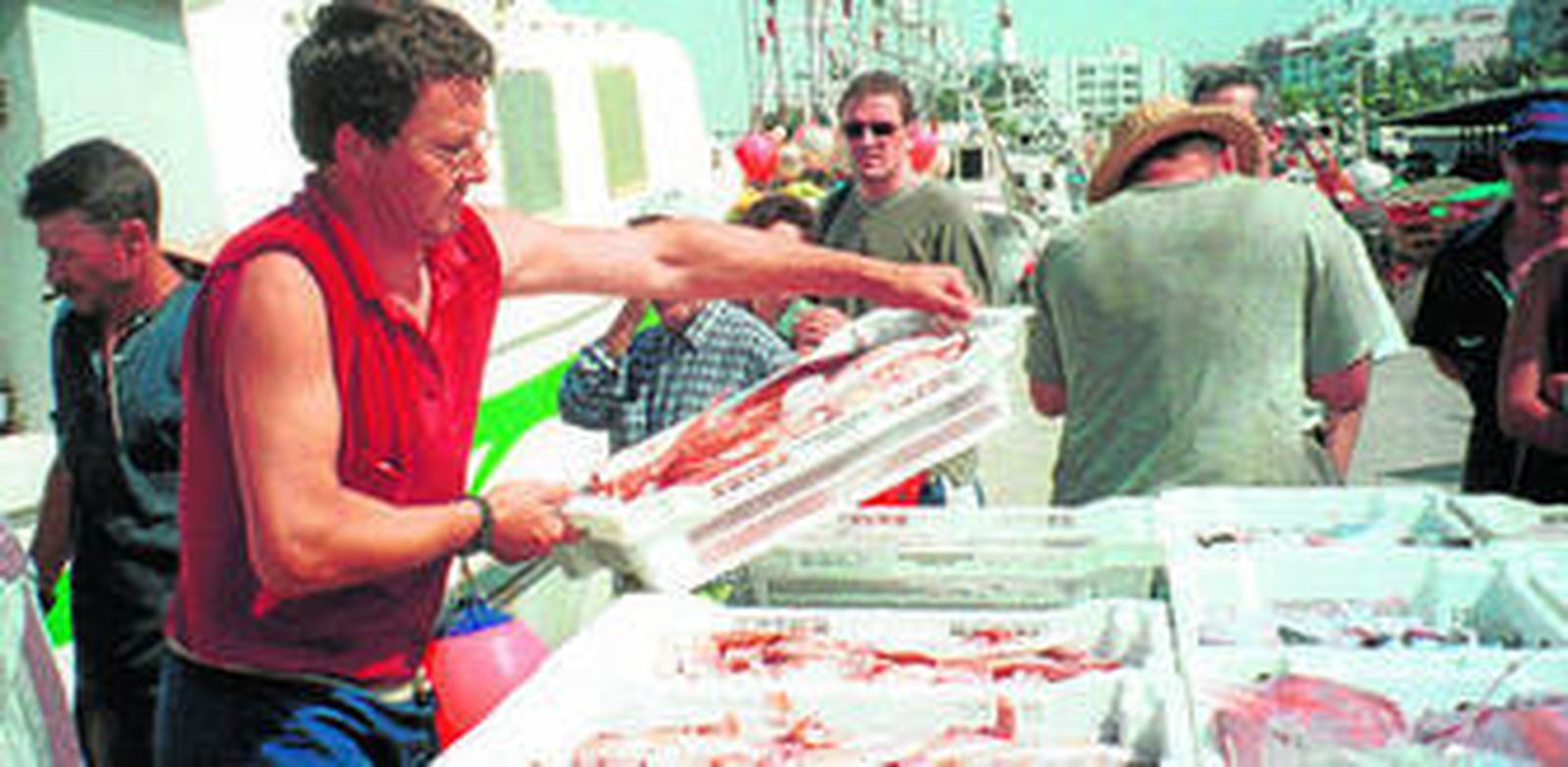 Pescadores en la lonja de Garrucha en el momento de la descarga de las capturas.