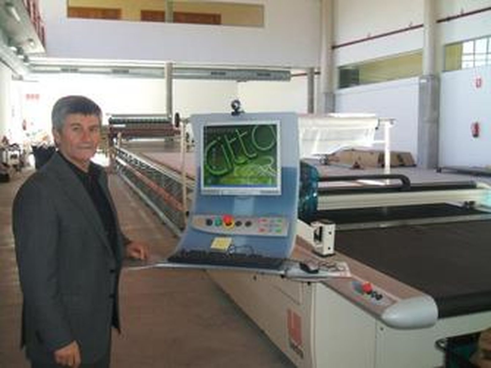Juan López, gerente del Citta, posa junto a la máquina de corte automático que posee el centro.