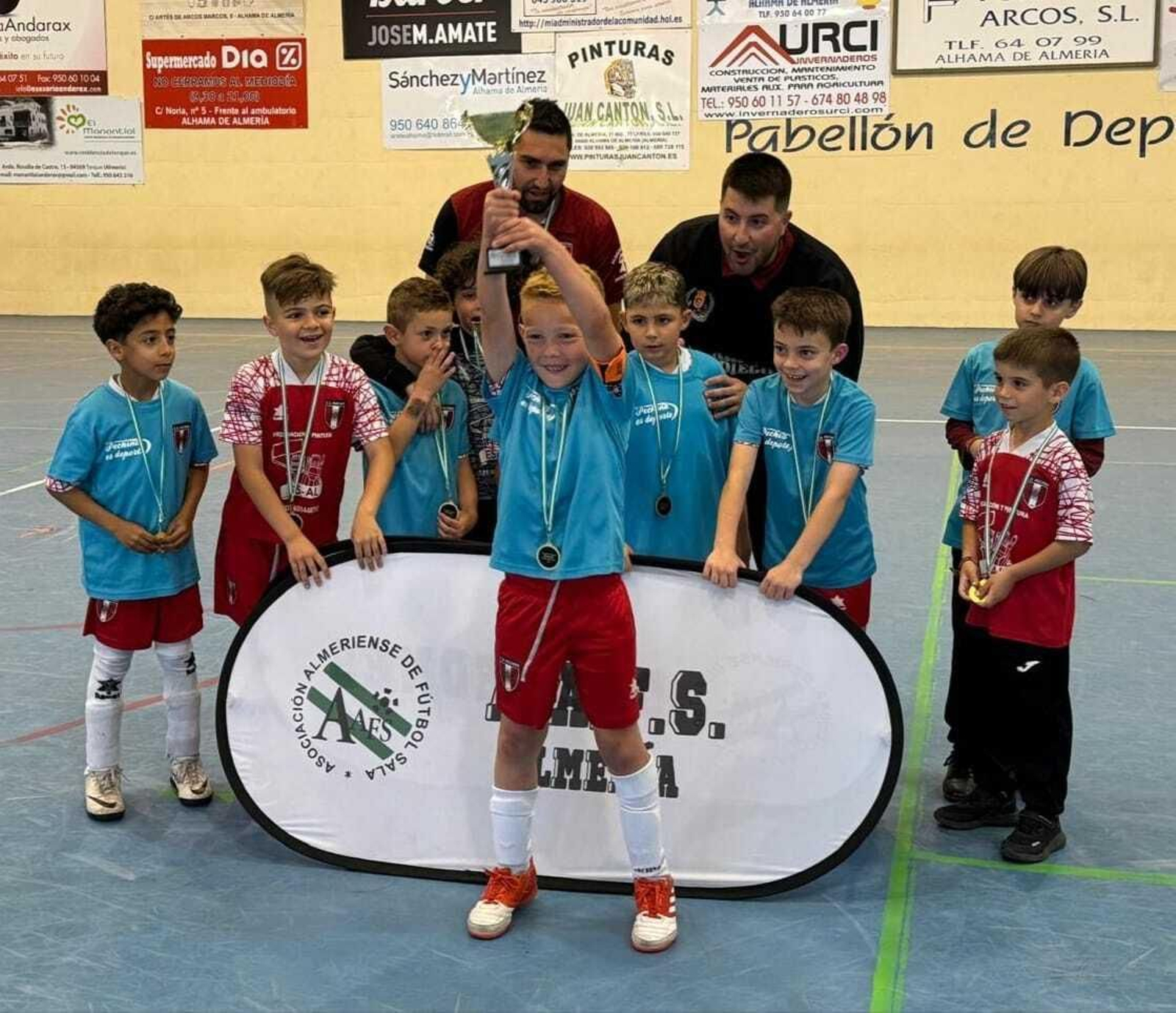 El conjunto pechinero levanta el trofeo de subcampeón de Andalucía.