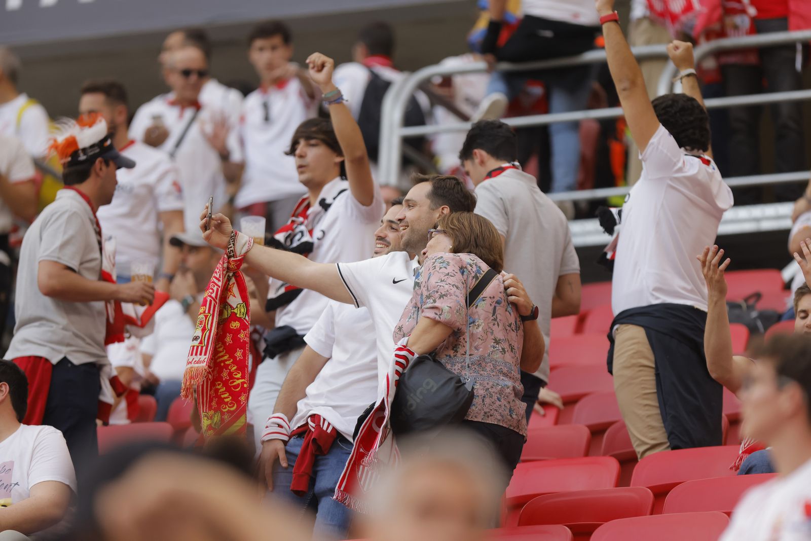 Búscate en las fotos del Sevilla-Roma